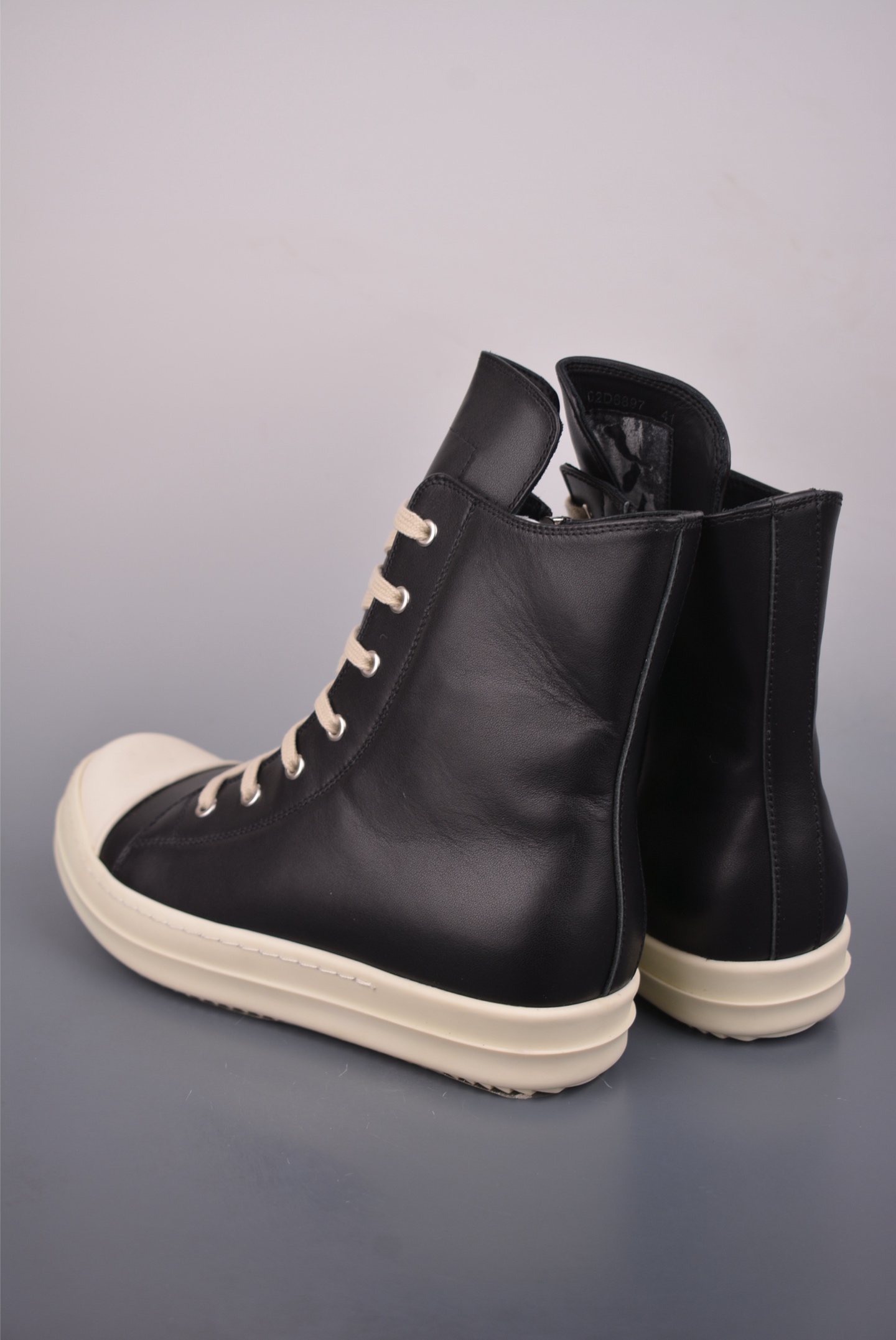 💰480
RO / Rick Owens 瑞克·欧文斯 高帮
东莞原厂进口全新 2025年新材质 纯原版本
【鞋带】 鞋带采用水染定织法工艺,高密度之下,透出光泽感!
【拉链】 RO拉链定制logo刻字、拉顺感十足,无阻断感!
【鞋头】全黑小牛皮,软糯,轻轻按压有牛皮细细的纹理质感!
【鞋舌】内里也是全牛皮,一整张牛皮切割,无拼皮、无边角料皮!
【鞋底】TPU大底奶香味!硬度、肤感一比一!鞋底logo钢印清晰正确!独家私模/加厚设计!
【鞋垫】整张牛皮鞋垫 + 3层夹心泡棉材质(白+粉色),独家私人开模冲孔
官方货号: RU02C1123732
【尺码】 :40 41 42 43 44 45 46