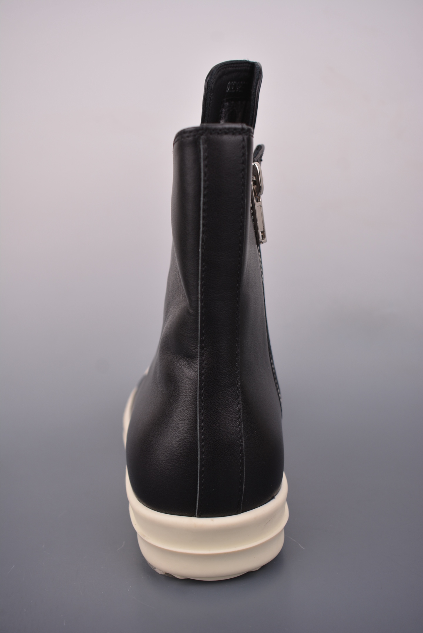 💰480
RO / Rick Owens 瑞克·欧文斯 高帮
东莞原厂进口全新 2025年新材质 纯原版本
【鞋带】 鞋带采用水染定织法工艺,高密度之下,透出光泽感!
【拉链】 RO拉链定制logo刻字、拉顺感十足,无阻断感!
【鞋头】全黑小牛皮,软糯,轻轻按压有牛皮细细的纹理质感!
【鞋舌】内里也是全牛皮,一整张牛皮切割,无拼皮、无边角料皮!
【鞋底】TPU大底奶香味!硬度、肤感一比一!鞋底logo钢印清晰正确!独家私模/加厚设计!
【鞋垫】整张牛皮鞋垫 + 3层夹心泡棉材质(白+粉色),独家私人开模冲孔
官方货号: RU02C1123732
【尺码】 :40 41 42 43 44 45 46