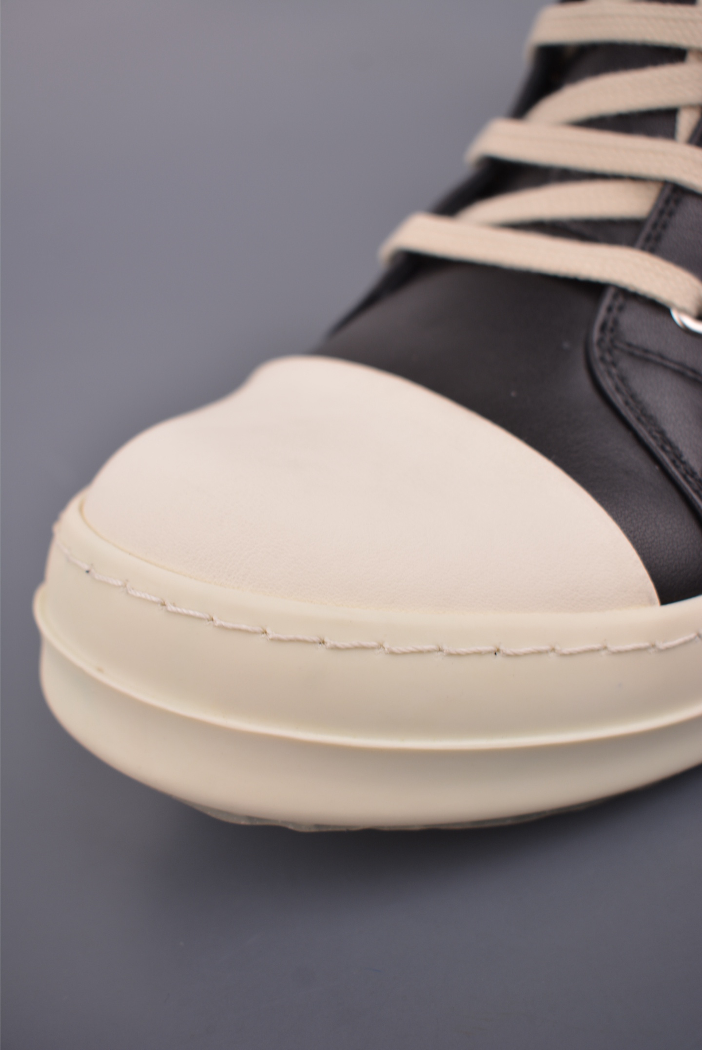 💰480
RO / Rick Owens 瑞克·欧文斯 高帮
东莞原厂进口全新 2025年新材质 纯原版本
【鞋带】 鞋带采用水染定织法工艺,高密度之下,透出光泽感!
【拉链】 RO拉链定制logo刻字、拉顺感十足,无阻断感!
【鞋头】全黑小牛皮,软糯,轻轻按压有牛皮细细的纹理质感!
【鞋舌】内里也是全牛皮,一整张牛皮切割,无拼皮、无边角料皮!
【鞋底】TPU大底奶香味!硬度、肤感一比一!鞋底logo钢印清晰正确!独家私模/加厚设计!
【鞋垫】整张牛皮鞋垫 + 3层夹心泡棉材质(白+粉色),独家私人开模冲孔
官方货号: RU02C1123732
【尺码】 :40 41 42 43 44 45 46