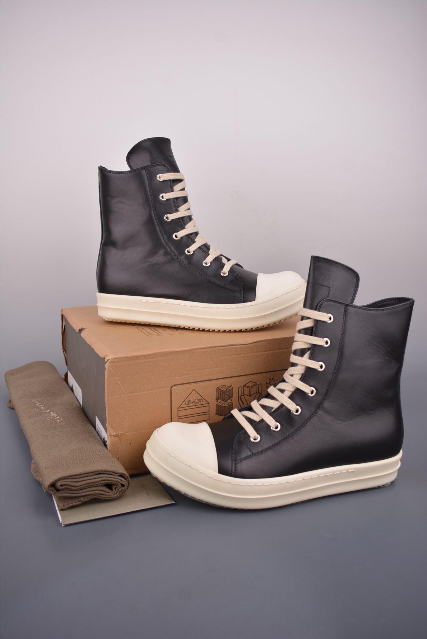 💰480
RO / Rick Owens 瑞克·欧文斯 高帮
东莞原厂进口全新 2025年新材质 纯原版本
【鞋带】 鞋带采用水染定织法工艺,高密度之下,透出光泽感!
【拉链】 RO拉链定制logo刻字、拉顺感十足,无阻断感!
【鞋头】全黑小牛皮,软糯,轻轻按压有牛皮细细的纹理质感!
【鞋舌】内里也是全牛皮,一整张牛皮切割,无拼皮、无边角料皮!
【鞋底】TPU大底奶香味!硬度、肤感一比一!鞋底logo钢印清晰正确!独家私模/加厚设计!
【鞋垫】整张牛皮鞋垫 + 3层夹心泡棉材质(白+粉色),独家私人开模冲孔
官方货号: RU02C1123732
【尺码】 :40 41 42 43 44 45 46