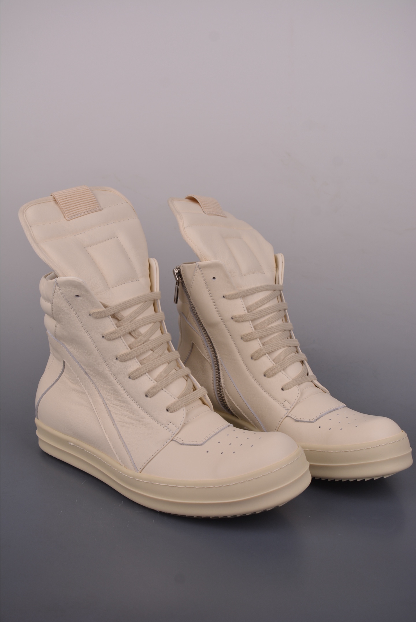 💰480 
RO / Rick Owens 瑞克·欧文斯 高帮
东莞原厂进口全新 2025年新材质 纯原版本 
【鞋带】 鞋带采用水染定织法工艺，高密度之下，透出光泽感！
【拉链】 RO拉链定制logo刻字、拉顺感十足，无阻断感！
【鞋头】全黑小牛皮，软糯，轻轻按压有牛皮细细的纹理质感！
【鞋舌】内里也是全牛皮，一整张牛皮切割，无拼皮、无边角料皮！
【鞋底】TPU大底奶香味！硬度、肤感一比一！鞋底logo钢印清晰正确！独家私模/加厚设计！
【鞋垫】整张牛皮鞋垫 + 3层夹心泡棉材质（白+粉色），独家私人开模冲孔
官方货号: RU02C1123732
【尺码】 ：40 41 42 43 44 45 46