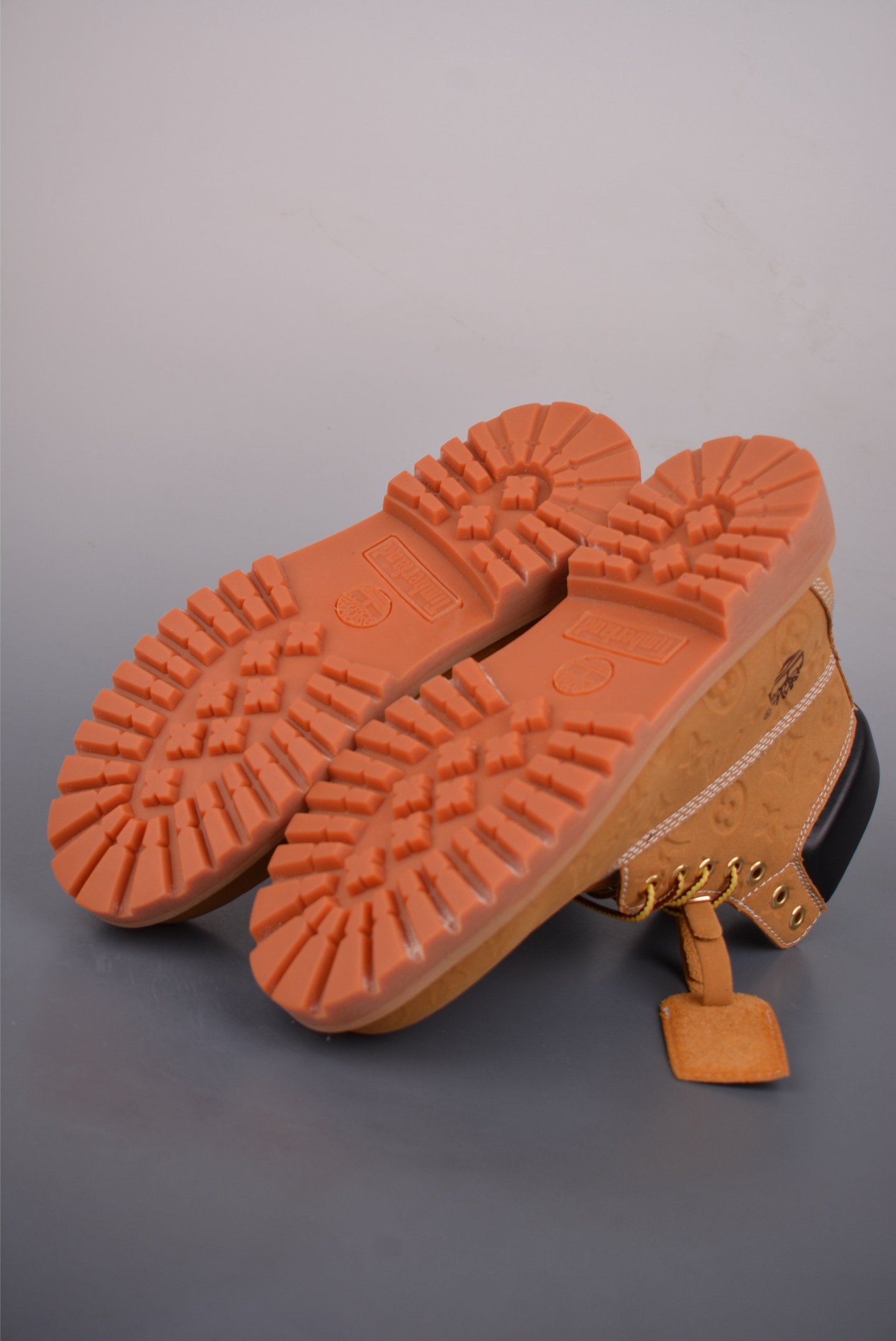 200 Lv x Timberland Lv联名添柏岚大黄靴 100631216-Chinese UA Cheap High Quatity Brand Clothes Bags handbags Sneakers wholesale wholesaler seller from China Factory suppliers Fashion Clothing Shoes best Quality Beautiful Price 200 Lv x Timberland Lv联名添柏岚大黄靴 100631216