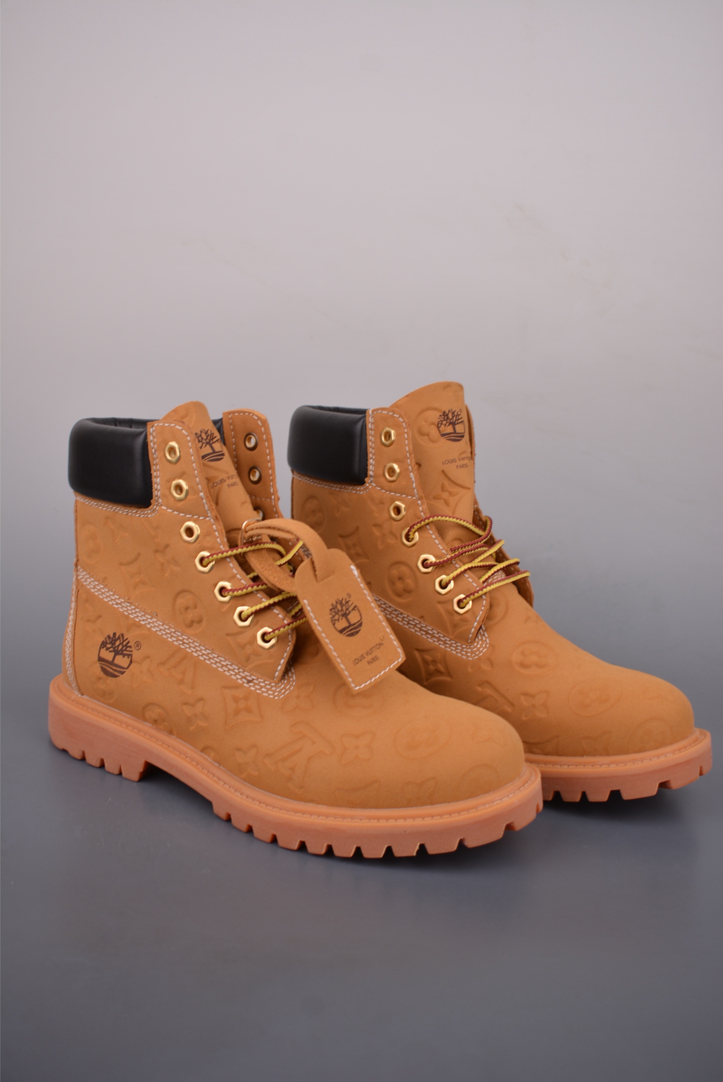 💰200 
Lv x Timberland Lv联名添柏岚大黄靴 
市面天花板品质 无法被超越 
顶奢流量品牌与时代经典的结合之作 
LV x Timberland 鞋面取材Monogram老花压纹磨砂面牛皮革原版鞋面不带防水效果，大货出货第一批也不带防水效果 后续第二批会增加防水工艺原生#踢不烂的品牌精湛工艺  重塑潮流高奢工装经典Timberland 6 英寸靴型，以美式工装格调瞩目亮相 Pharrell Williams 打造的 Monogram老花格调压纹工艺 
官方货号: 100631216
尺码：女款 35 36 37 38 39 正常尺码 
尺码：男款 39.5 40 41 42 43 44 45 46 偏大一码