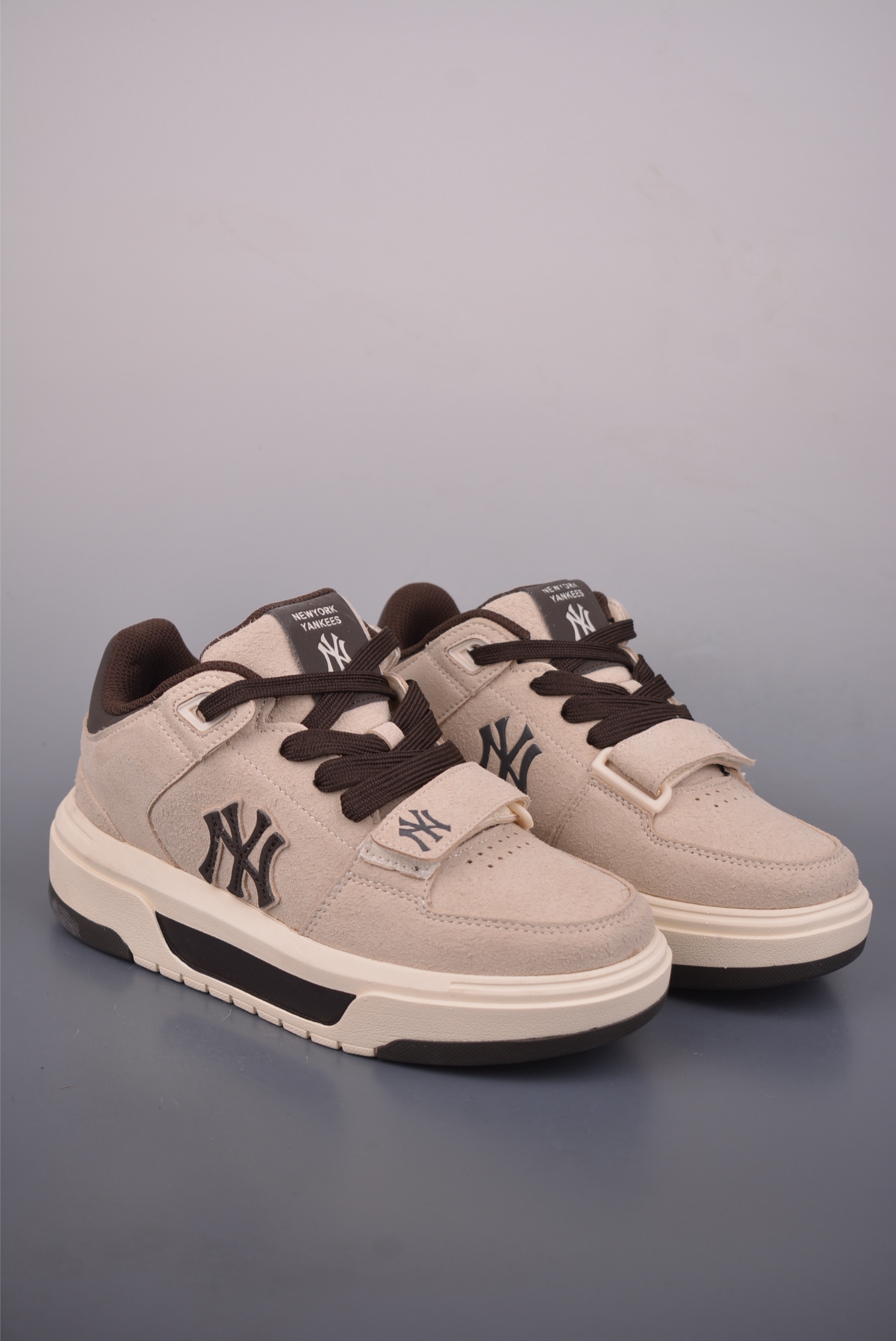 💰170 
MLB CHUNKY LINER MID HAIRY
纽约洋基队 潮流时尚厚底运动鞋 
以复古基调书写千禧美学
融合现代机能元素风格重塑经典老爹鞋
厚底设计轻盈增高放肆游走 自由酷飒氛围感
官方货号: 3ASXH015N2722
Size：35 36 36.5 37.5 38 38.5 39 40 40.5 41 42 42.5 43 44 45