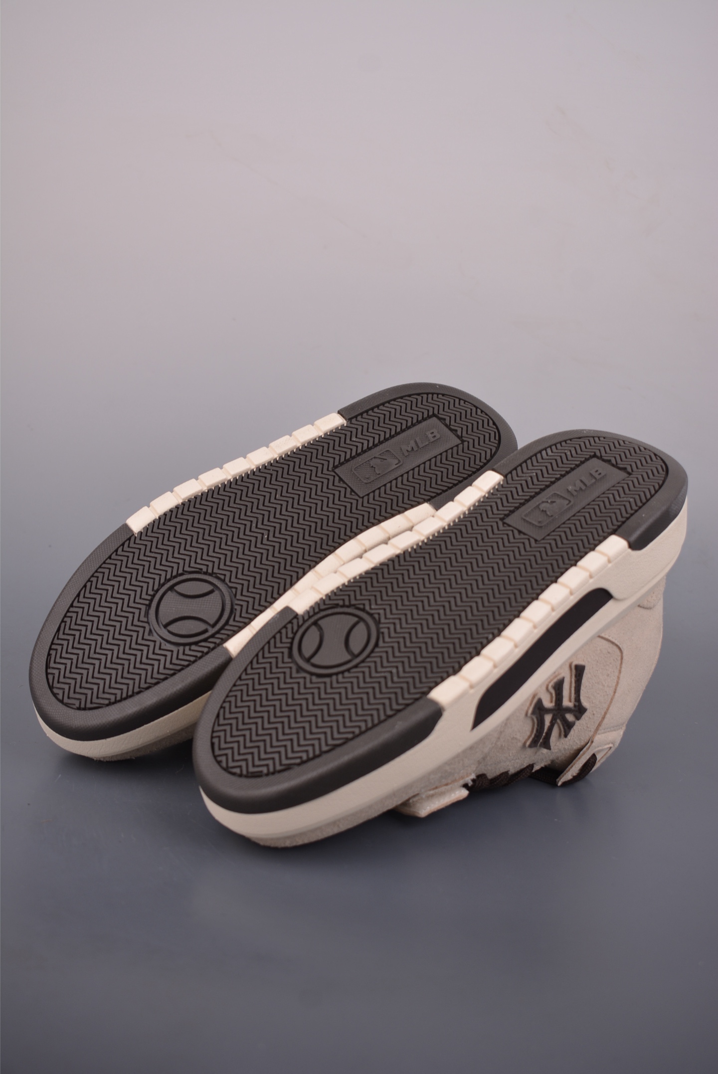 170 MLB CHUNKY LINER MID HAIRY 纽约洋基队 潮流时尚厚底运动鞋 3ASXH015N-Chinese UA Cheap High Quatity Brand Clothes Bags handbags Sneakers wholesale wholesaler seller from China Factory suppliers Fashion Clothing Shoes best Quality Beautiful Price 170 MLB CHUNKY LINER MID HAIRY 纽约洋基队 潮流时尚厚底运动鞋 3ASXH015N