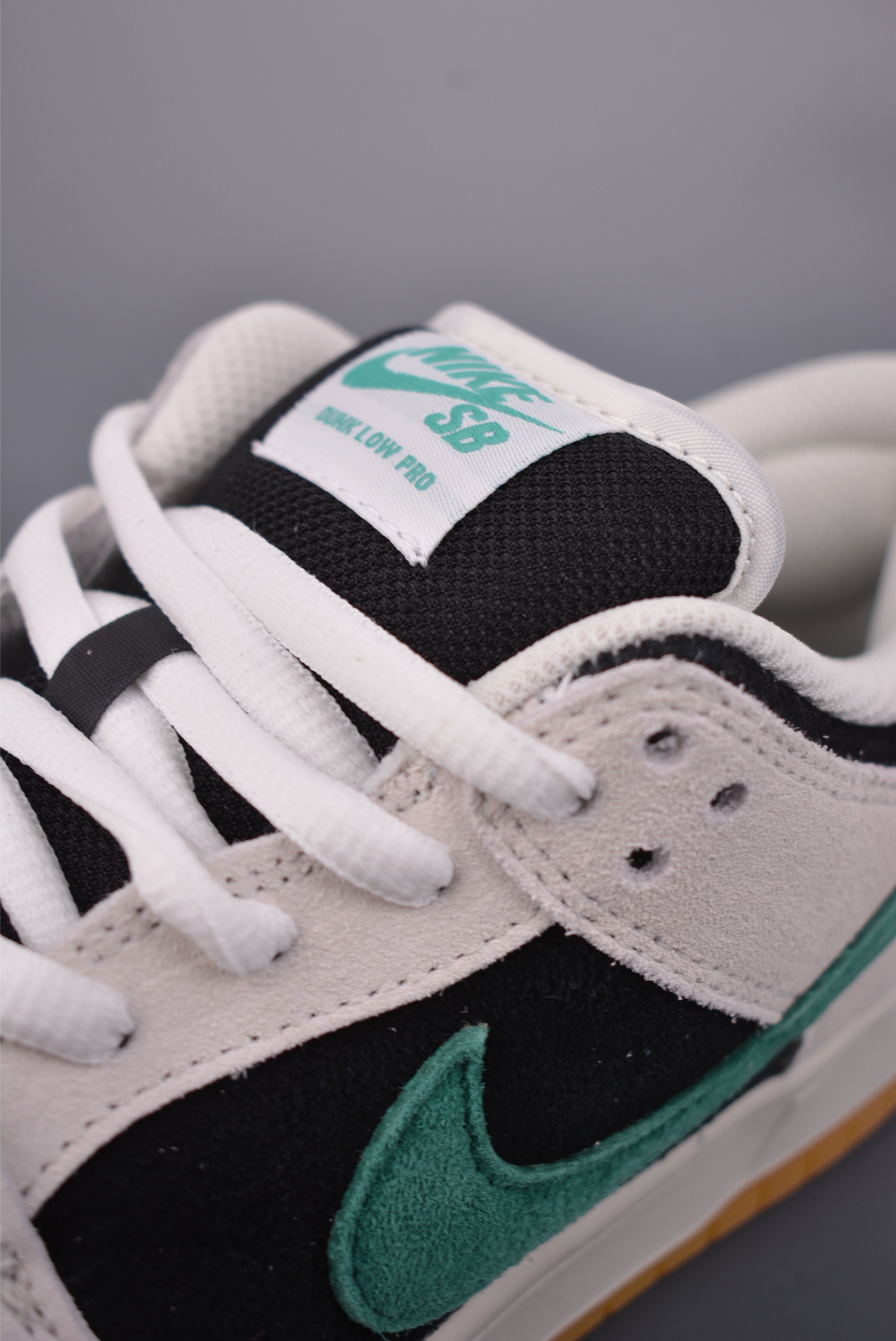 260 Nike SB Dunk Low 灰绿生胶 HF3704-001