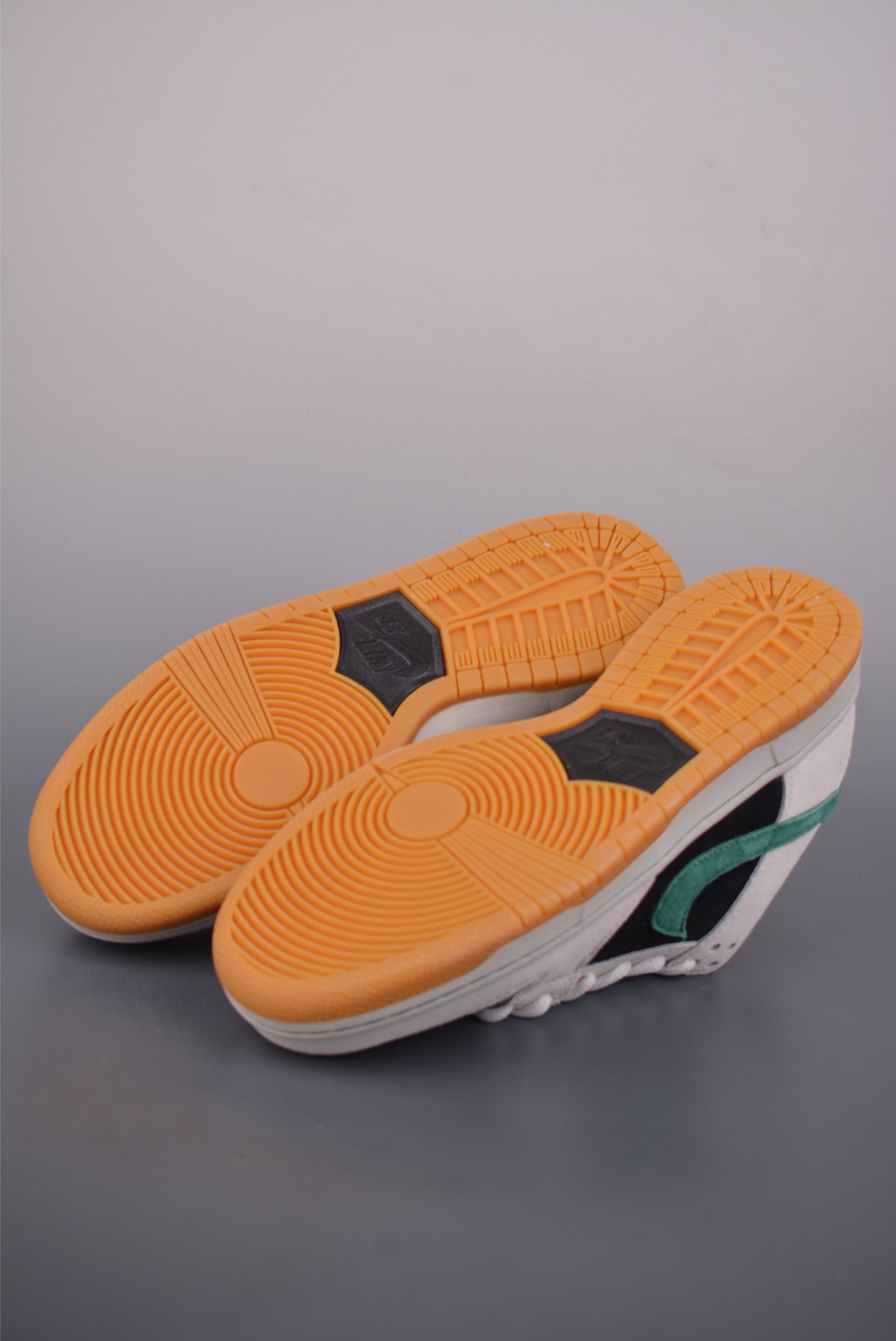 260 Nike SB Dunk Low 灰绿生胶 HF3704-001