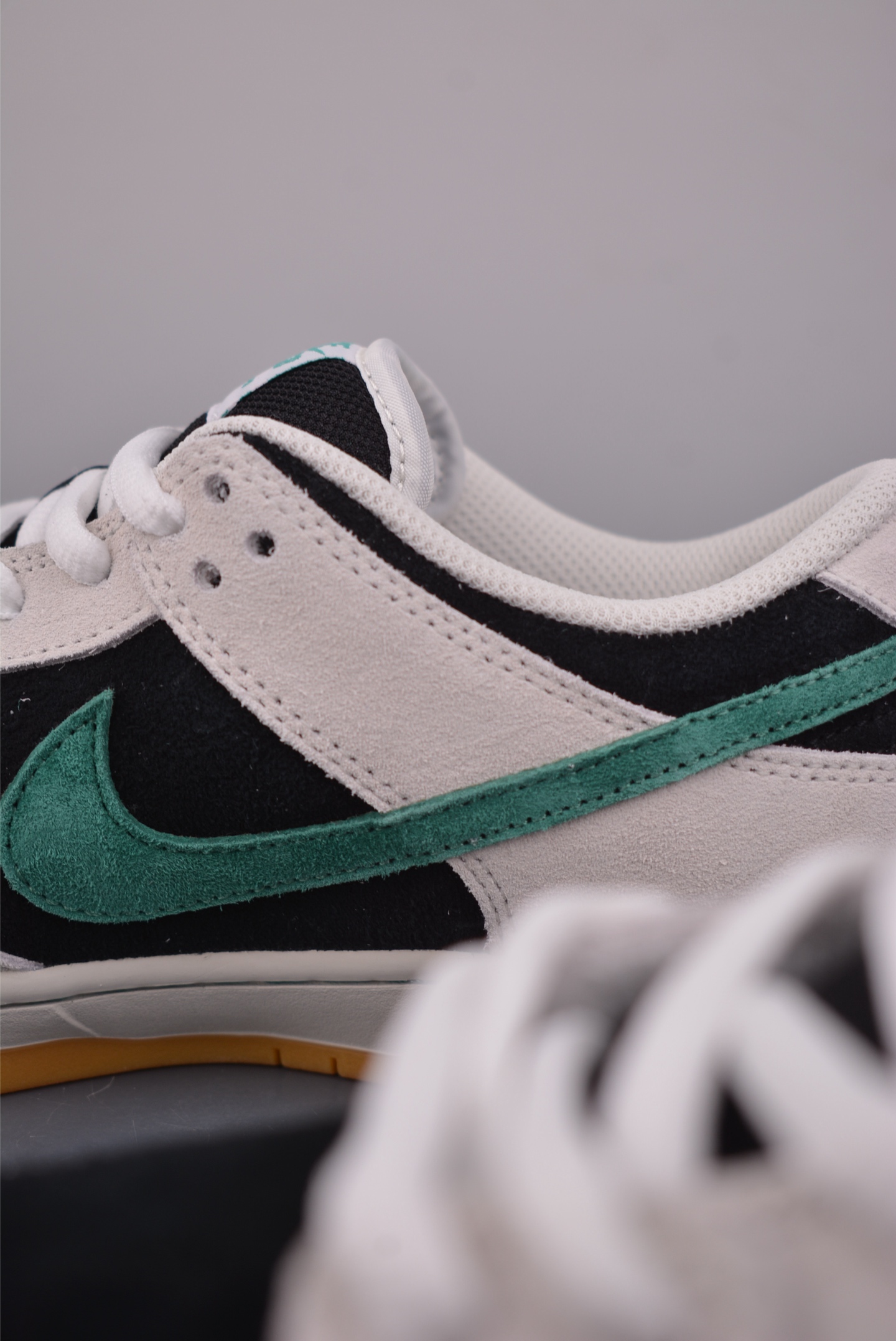 260 Nike SB Dunk Low 灰绿生胶 HF3704-001