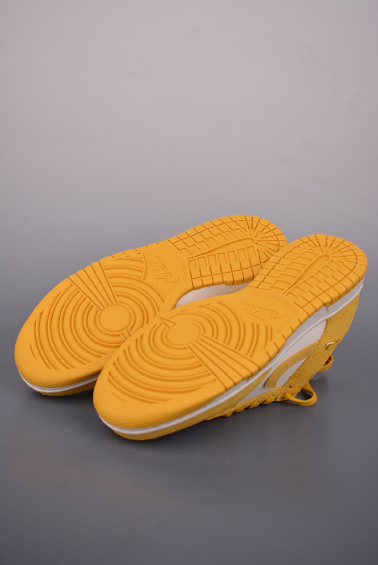 200 NIKE SB Dunk Low IB4417-101