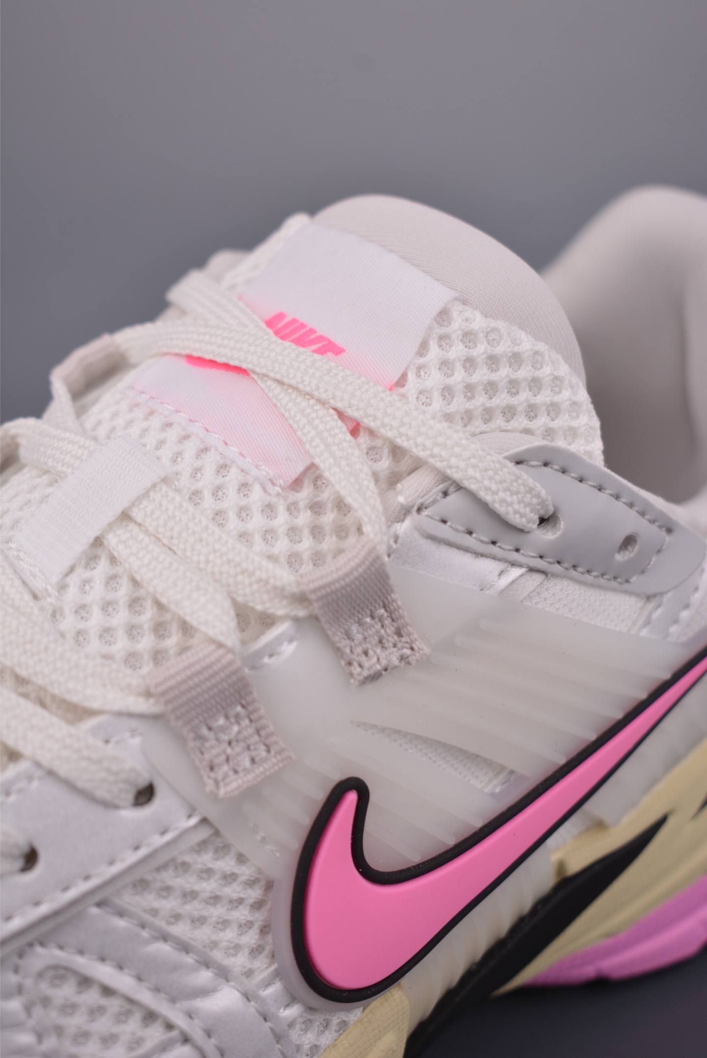 180 NIKE V2K Runtekk 版本 减震防滑复古低帮跑步鞋 FD0736-114