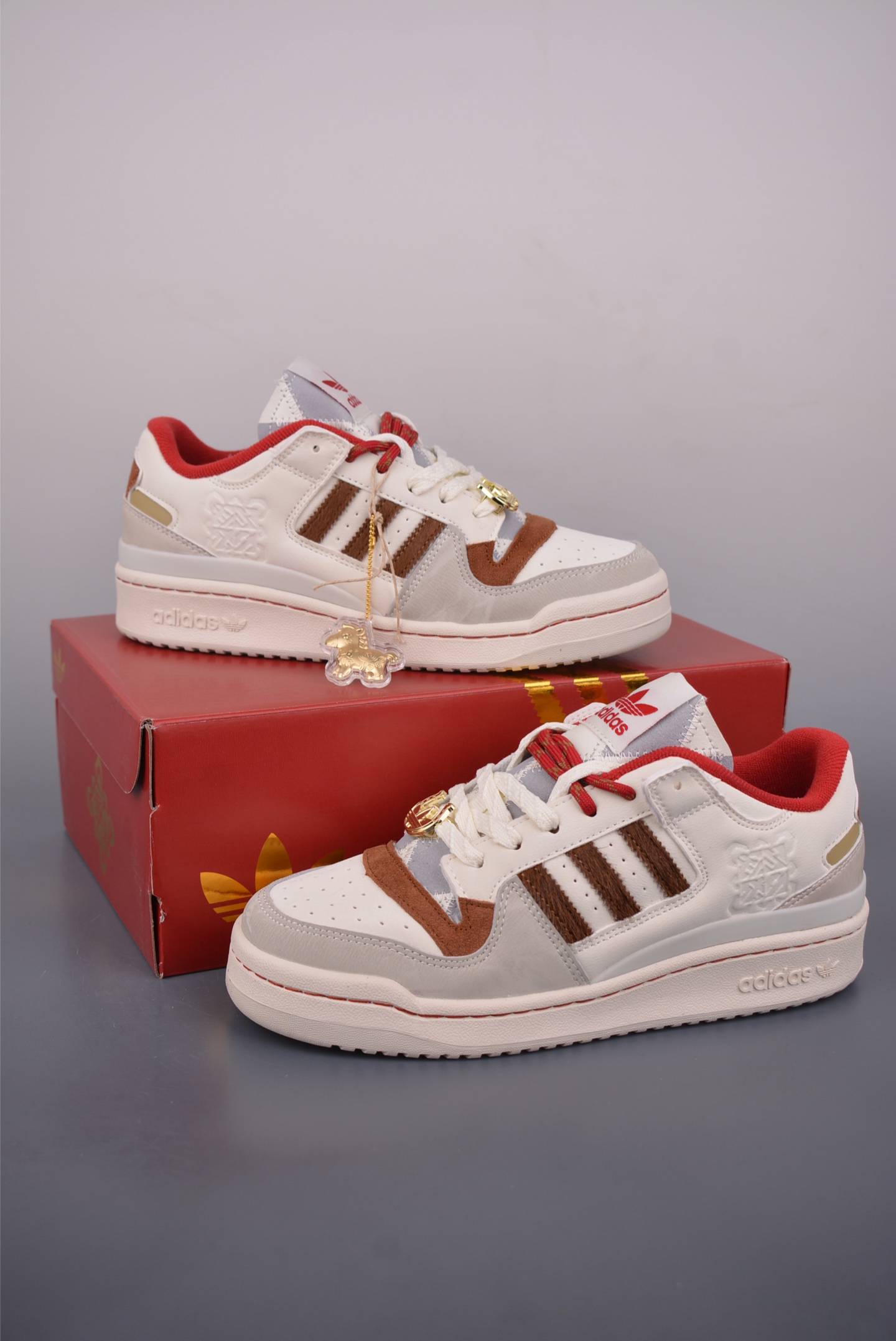 200 海外渠道版 原盒原标 马年限定 Adidas Forum LOW CL 三叶草低邦 经典魔术贴复古板鞋 KJ8751-Chinese UA Cheap High Quatity Brand Clothes Bags handbags Sneakers wholesale wholesaler seller from China Factory suppliers Fashion Clothing Shoes best Quality Beautiful Price 200 海外渠道版 原盒原标 马年限定 Adidas Forum LOW CL 三叶草低邦 经典魔术贴复古板鞋 KJ8751