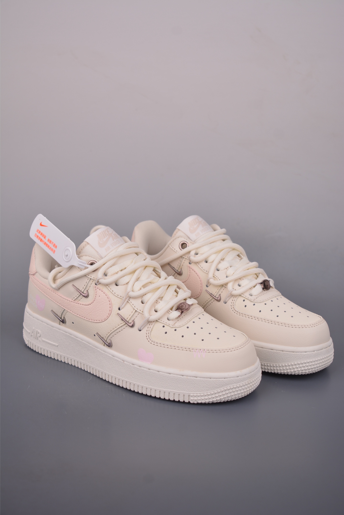 💰260 
Nike Air Force 1 Low 情人节 解构绑带
原楦头原纸板 打造纯正空军版型
专注外贸渠道 全掌内置蜂窝气垫 
原盒配件 原厂中底钢印、拉帮完美   
官方货号: FV8110 181K
Size： 36 36.5 37.5 38 38.5 39 40 40.5 41 42 42.5 43 44 45