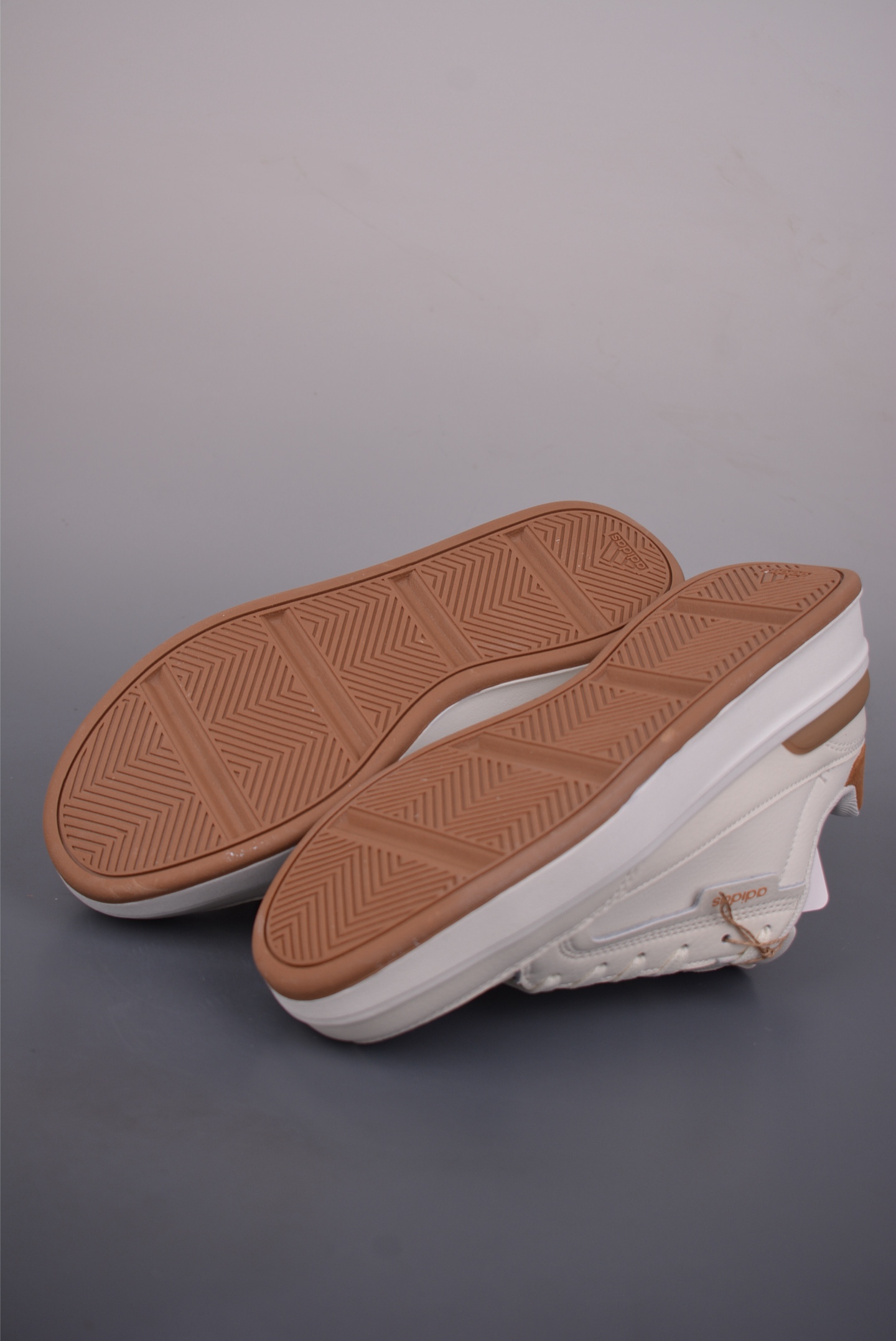adidas 阿迪达斯 Aspyre 三叶草休闲防滑耐磨低帮板鞋 IH3930
