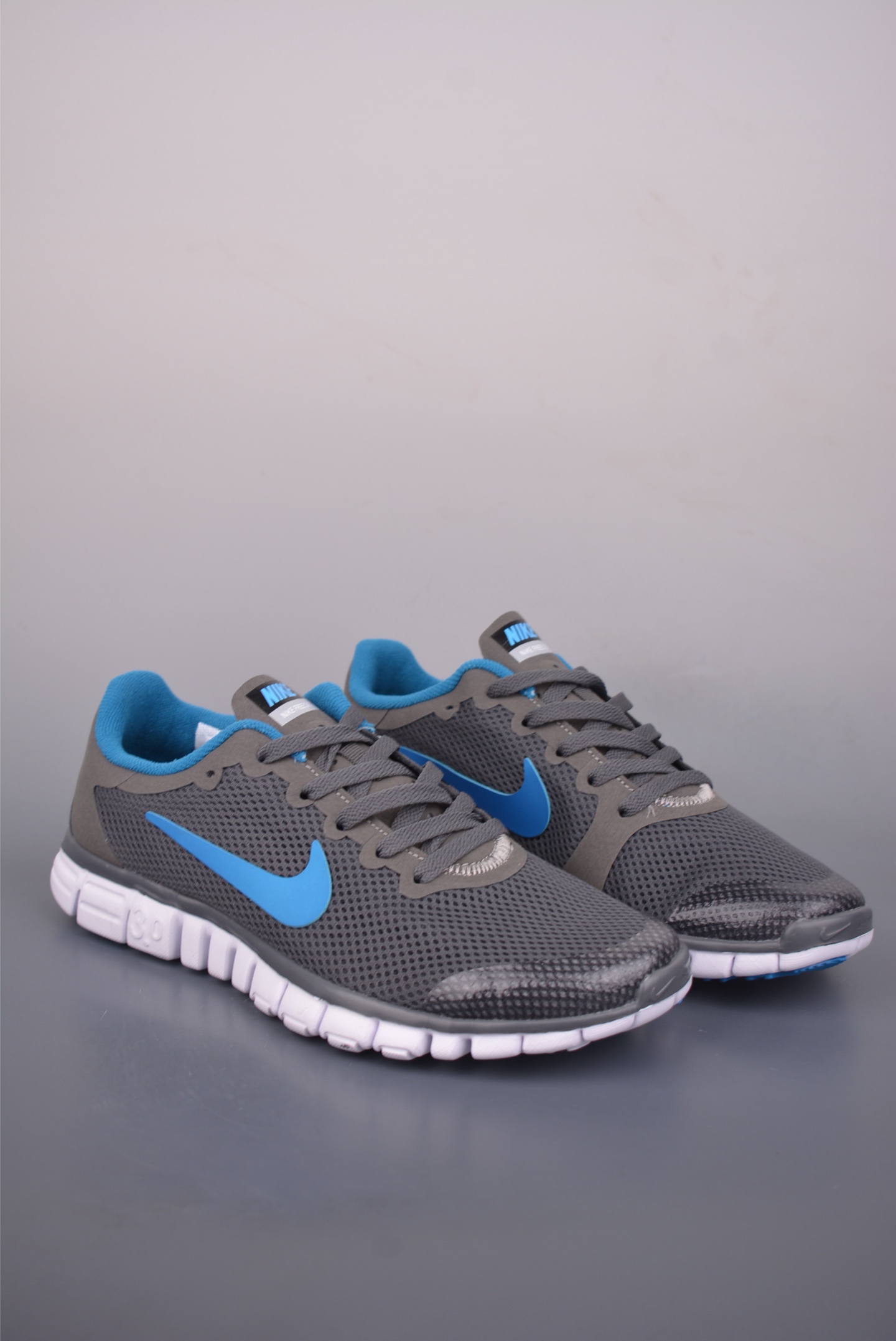 💰120 
NIKE FREE 3.0 V2 
耐克赤足3.0 官方同步上架 
采用至少 20% 的再生材料制成，缔造袜子般的舒适脚感，助你在跑步和日常活动之间自如切换。该鞋款采用透气针织鞋面，集跑者喜爱的柔韧灵活性和稳固贴合设计于一身，打造出色近地感。焕新升级的缓震系统，令你舒适触动。
官方货号: 81656822229
SIZE：36 36.5 37.5 38 38.5 39 40 40.5 41 42 42.5 43 44 44.5 45