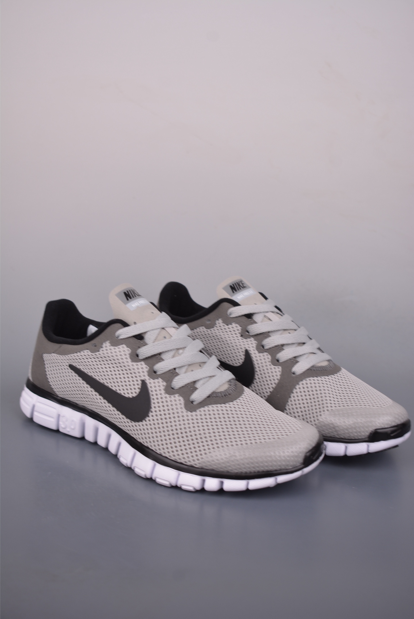 💰120 
NIKE FREE 3.0 V2 
耐克赤足3.0 官方同步上架 
采用至少 20% 的再生材料制成，缔造袜子般的舒适脚感，助你在跑步和日常活动之间自如切换。该鞋款采用透气针织鞋面，集跑者喜爱的柔韧灵活性和稳固贴合设计于一身，打造出色近地感。焕新升级的缓震系统，令你舒适触动。
官方货号: 81656822229
SIZE：36 36.5 37.5 38 38.5 39 40 40.5 41 42 42.5 43 44 44.5 45