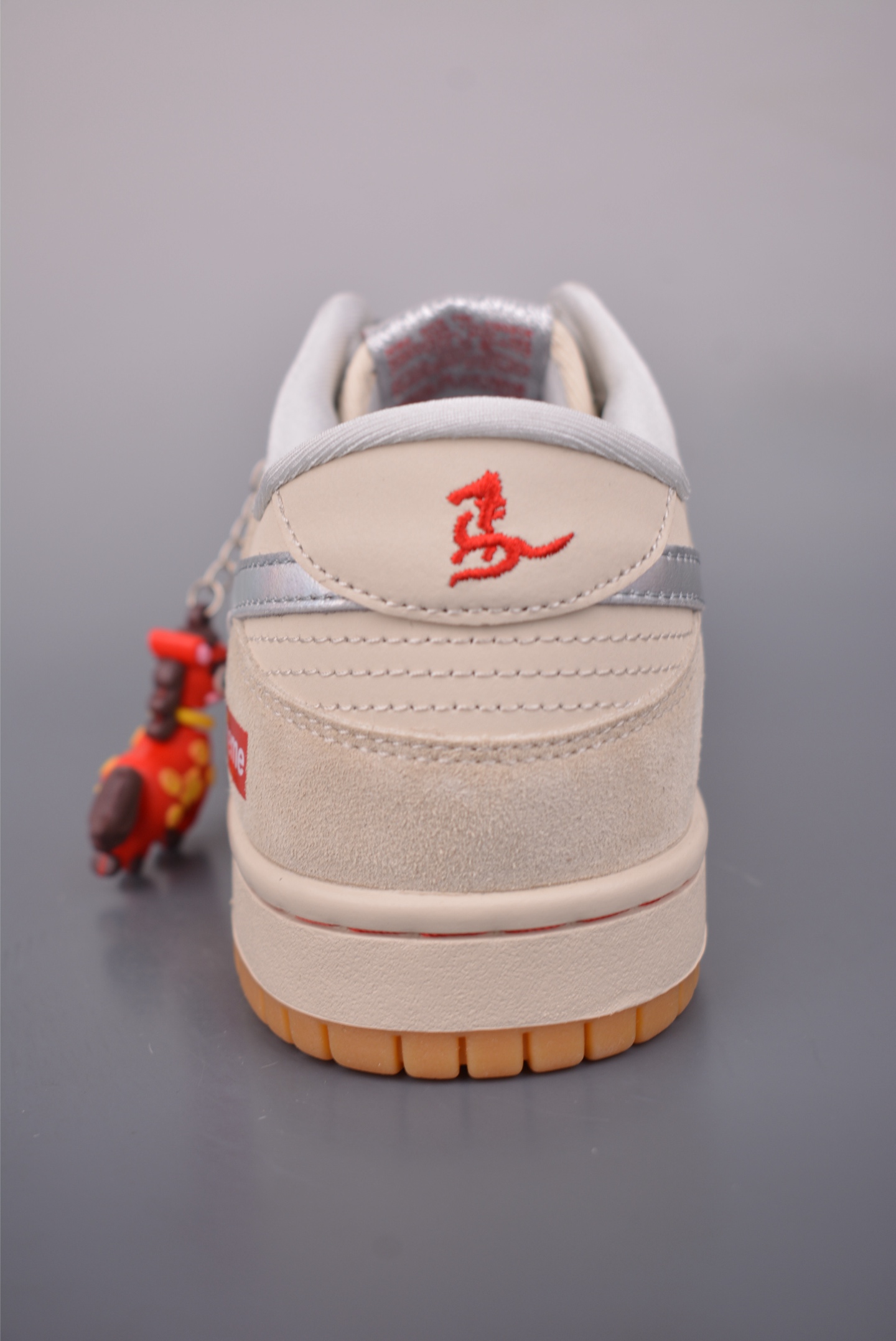 260 Nike SB Dunk Low Supreme联名 NH0601-482-Chinese UA Cheap High Quatity Brand Clothes Bags handbags Sneakers wholesale wholesaler seller from China Factory suppliers Fashion Clothing Shoes best Quality Beautiful Price 260 Nike SB Dunk Low Supreme联名 NH0601-482