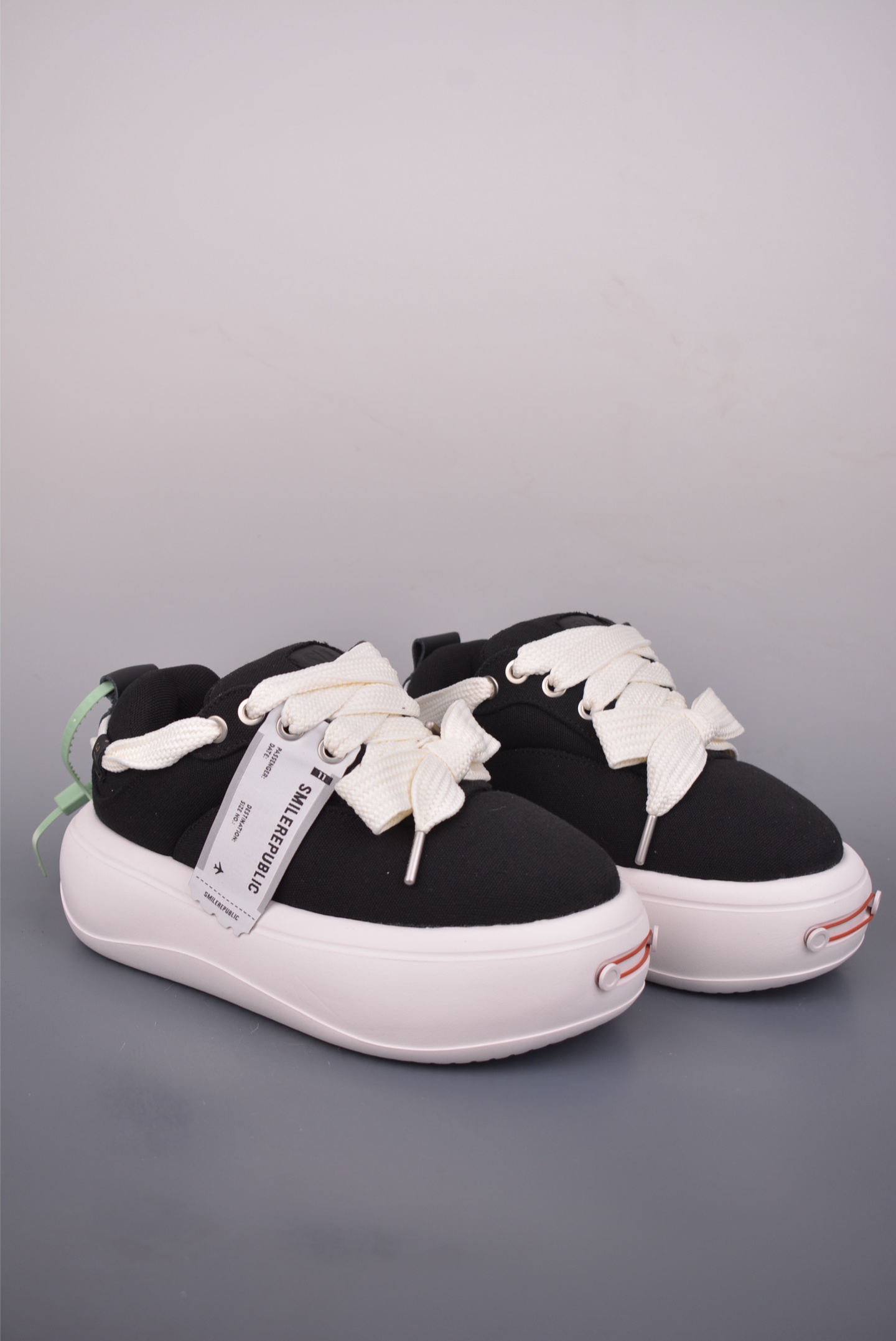 💰320
大厂高端定制 原鞋复刻开发
𝐒𝐦𝐢𝐥𝐞𝐫𝐞𝐩𝐮𝐛𝐥𝐢𝐜·开口笑面包鞋系列
软fufu的帆布鞋面透气不闷脚,暴走一天也不累。5cm的云朵厚底,悄悄拉长腿部线条,小个子秒变九头身比例,视觉增高又完全不笨重。
超特别的宽鞋带设计细节里全是小心思。不管是配辣妹短裙还是宽松牛仔裤,都能穿出随性又时髦的感觉,日常通勤、周末约会都能hold住。
软弹发泡中底踩上去像踩在棉花上,暴走一天脚也不酸。鞋型宽松不挤脚,胖脚姐妹也能放心冲。黑白配色百搭不挑人,闭眼入都不会出错。
官方货号: SR25SASL1111
尺码:35 36 37 38 39 40 41 42 43 44