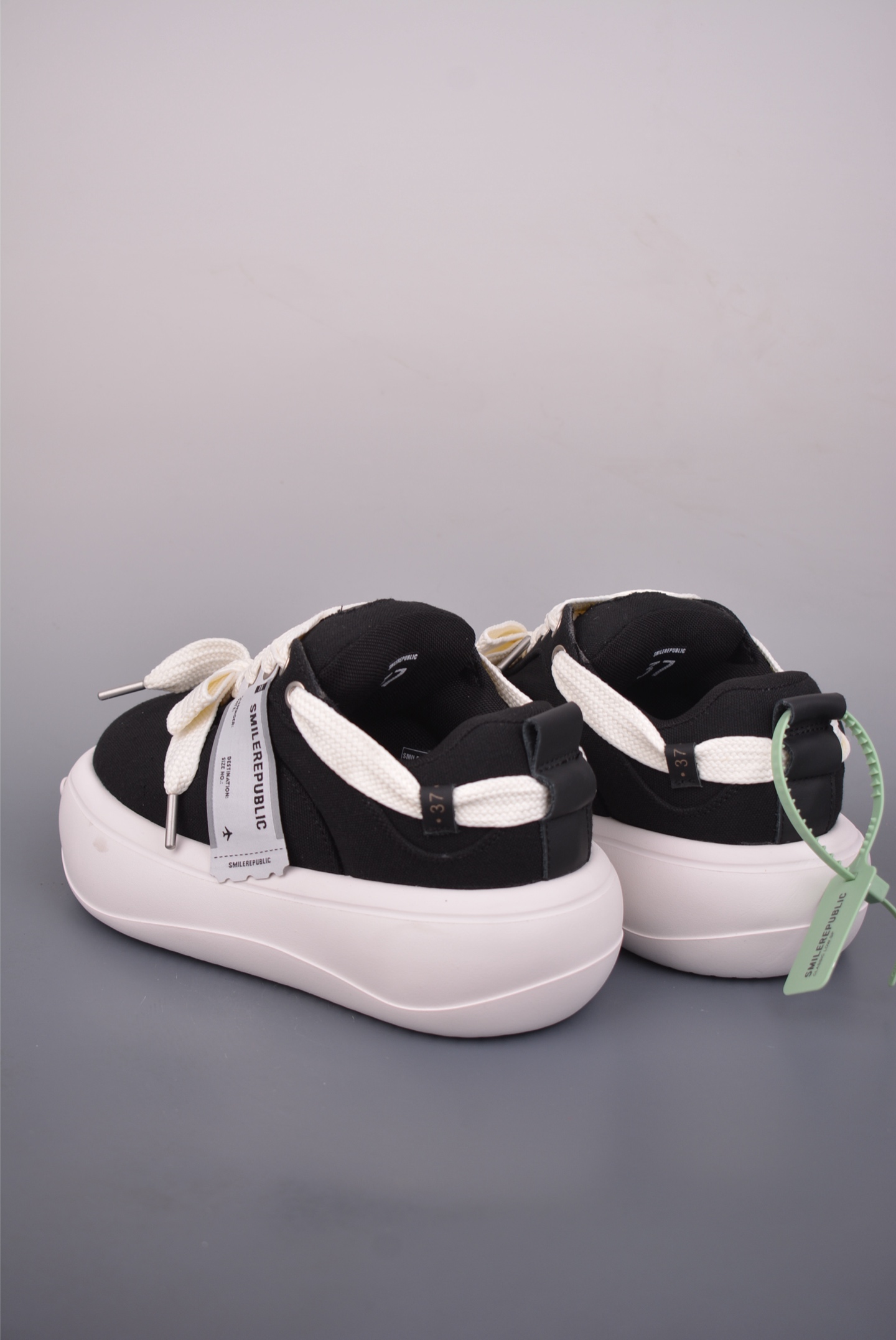 💰320
大厂高端定制 原鞋复刻开发
𝐒𝐦𝐢𝐥𝐞𝐫𝐞𝐩𝐮𝐛𝐥𝐢𝐜·开口笑面包鞋系列
软fufu的帆布鞋面透气不闷脚,暴走一天也不累。5cm的云朵厚底,悄悄拉长腿部线条,小个子秒变九头身比例,视觉增高又完全不笨重。
超特别的宽鞋带设计细节里全是小心思。不管是配辣妹短裙还是宽松牛仔裤,都能穿出随性又时髦的感觉,日常通勤、周末约会都能hold住。
软弹发泡中底踩上去像踩在棉花上,暴走一天脚也不酸。鞋型宽松不挤脚,胖脚姐妹也能放心冲。黑白配色百搭不挑人,闭眼入都不会出错。
官方货号: SR25SASL1111
尺码:35 36 37 38 39 40 41 42 43 44