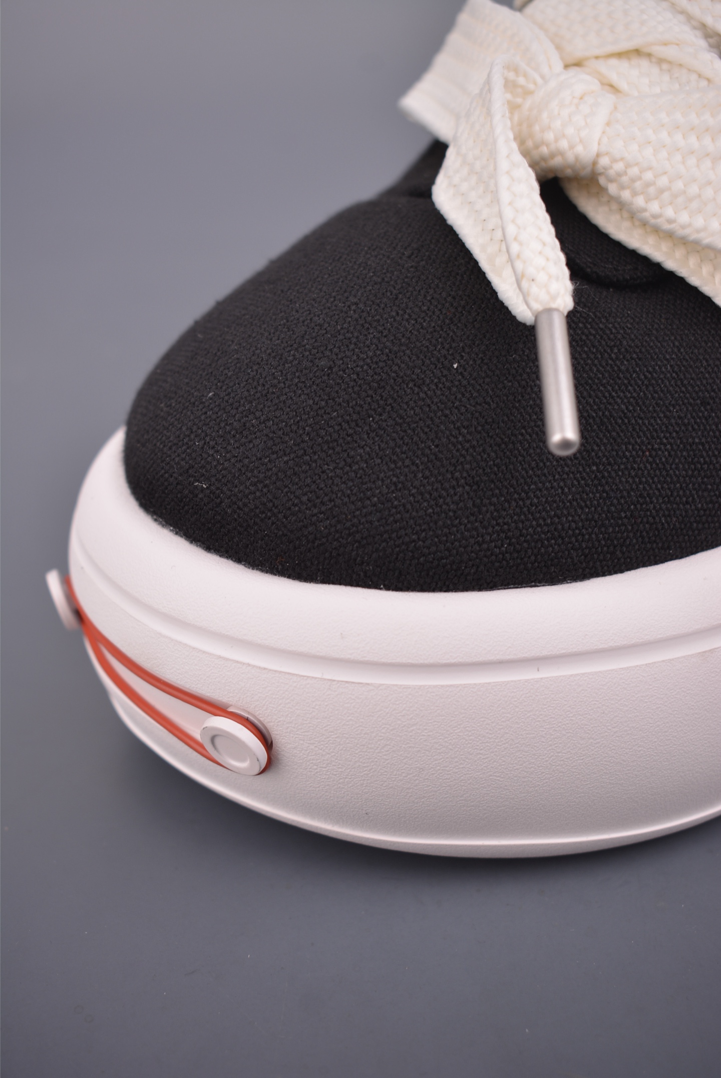 💰320
大厂高端定制 原鞋复刻开发
𝐒𝐦𝐢𝐥𝐞𝐫𝐞𝐩𝐮𝐛𝐥𝐢𝐜·开口笑面包鞋系列
软fufu的帆布鞋面透气不闷脚,暴走一天也不累。5cm的云朵厚底,悄悄拉长腿部线条,小个子秒变九头身比例,视觉增高又完全不笨重。
超特别的宽鞋带设计细节里全是小心思。不管是配辣妹短裙还是宽松牛仔裤,都能穿出随性又时髦的感觉,日常通勤、周末约会都能hold住。
软弹发泡中底踩上去像踩在棉花上,暴走一天脚也不酸。鞋型宽松不挤脚,胖脚姐妹也能放心冲。黑白配色百搭不挑人,闭眼入都不会出错。
官方货号: SR25SASL1111
尺码:35 36 37 38 39 40 41 42 43 44