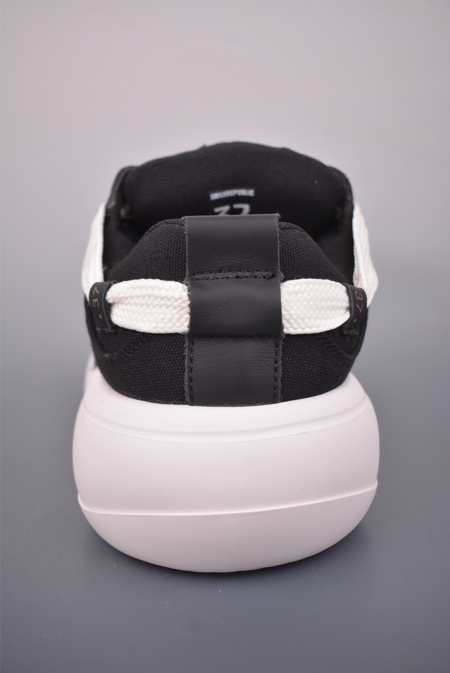 💰320
大厂高端定制 原鞋复刻开发
𝐒𝐦𝐢𝐥𝐞𝐫𝐞𝐩𝐮𝐛𝐥𝐢𝐜·开口笑面包鞋系列
软fufu的帆布鞋面透气不闷脚,暴走一天也不累。5cm的云朵厚底,悄悄拉长腿部线条,小个子秒变九头身比例,视觉增高又完全不笨重。
超特别的宽鞋带设计细节里全是小心思。不管是配辣妹短裙还是宽松牛仔裤,都能穿出随性又时髦的感觉,日常通勤、周末约会都能hold住。
软弹发泡中底踩上去像踩在棉花上,暴走一天脚也不酸。鞋型宽松不挤脚,胖脚姐妹也能放心冲。黑白配色百搭不挑人,闭眼入都不会出错。
官方货号: SR25SASL1111
尺码:35 36 37 38 39 40 41 42 43 44