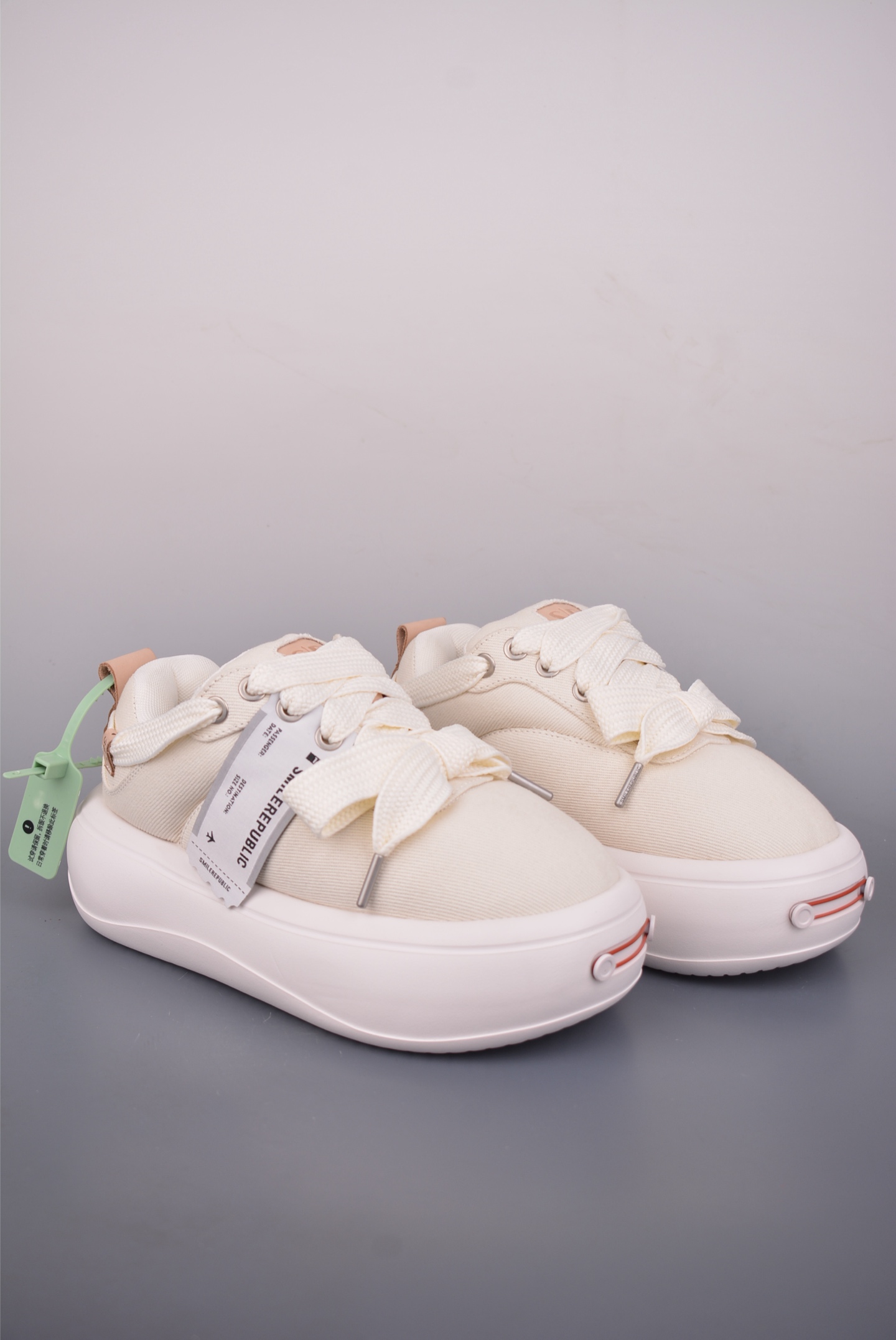 💰320
大厂高端定制 原鞋复刻开发
𝐒𝐦𝐢𝐥𝐞𝐫𝐞𝐩𝐮𝐛𝐥𝐢𝐜·开口笑面包鞋系列
软fufu的帆布鞋面透气不闷脚,暴走一天也不累。5cm的云朵厚底,悄悄拉长腿部线条,小个子秒变九头身比例,视觉增高又完全不笨重。
超特别的宽鞋带设计细节里全是小心思。不管是配辣妹短裙还是宽松牛仔裤,都能穿出随性又时髦的感觉,日常通勤、周末约会都能hold住。
软弹发泡中底踩上去像踩在棉花上,暴走一天脚也不酸。鞋型宽松不挤脚,胖脚姐妹也能放心冲。黑白配色百搭不挑人,闭眼入都不会出错。
官方货号: SR25SASL1111
尺码:35 36 37 38 39 40 41 42 43 44