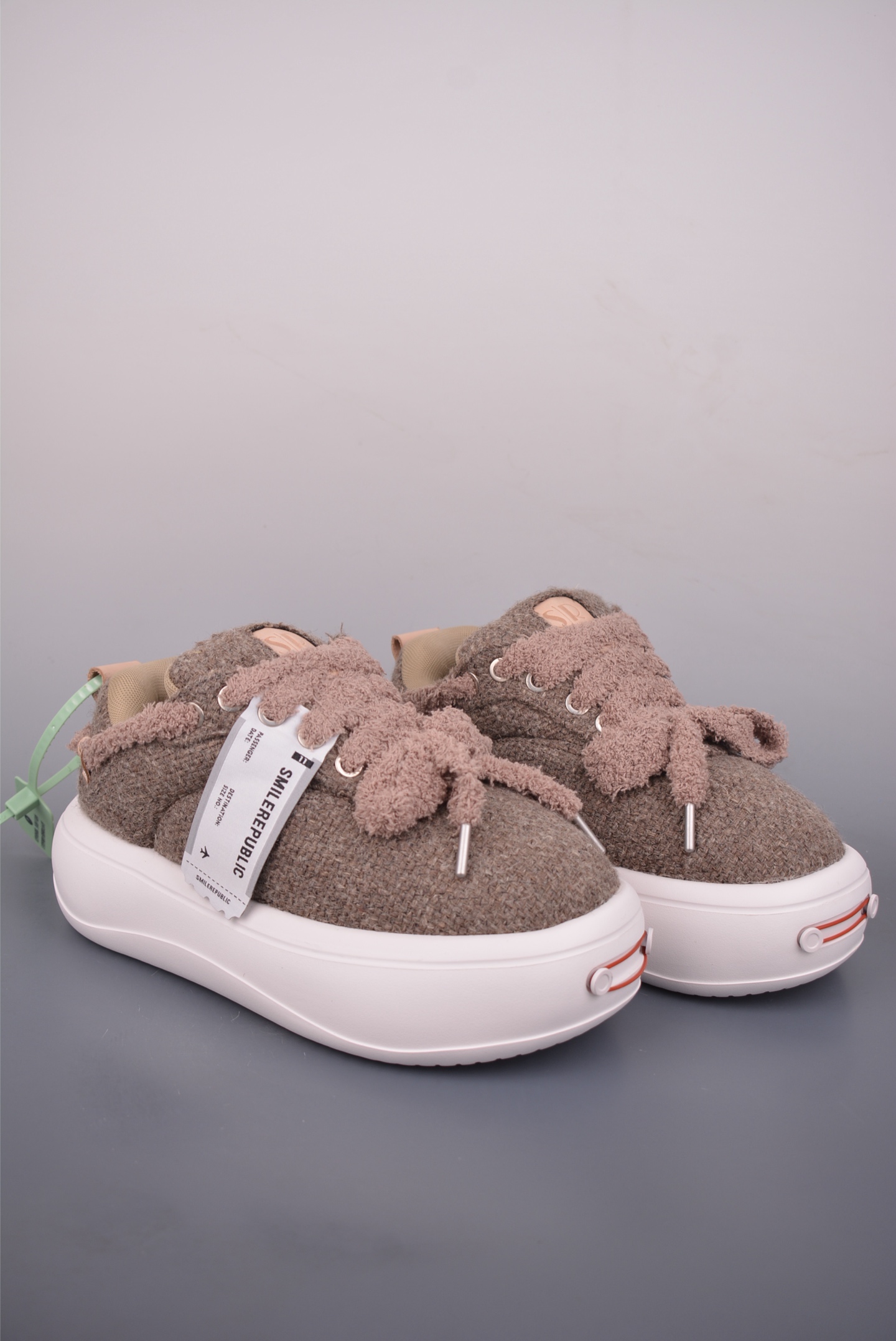 💰320
大厂高端定制 原鞋复刻开发
𝐒𝐦𝐢𝐥𝐞𝐫𝐞𝐩𝐮𝐛𝐥𝐢𝐜·开口笑面包鞋系列
软fufu的帆布鞋面透气不闷脚,暴走一天也不累。5cm的云朵厚底,悄悄拉长腿部线条,小个子秒变九头身比例,视觉增高又完全不笨重。
超特别的宽鞋带设计细节里全是小心思。不管是配辣妹短裙还是宽松牛仔裤,都能穿出随性又时髦的感觉,日常通勤、周末约会都能hold住。
软弹发泡中底踩上去像踩在棉花上,暴走一天脚也不酸。鞋型宽松不挤脚,胖脚姐妹也能放心冲。黑白配色百搭不挑人,闭眼入都不会出错。
官方货号: SR25SASL1111
尺码:35 36 37 38 39 40 41 42 43 44