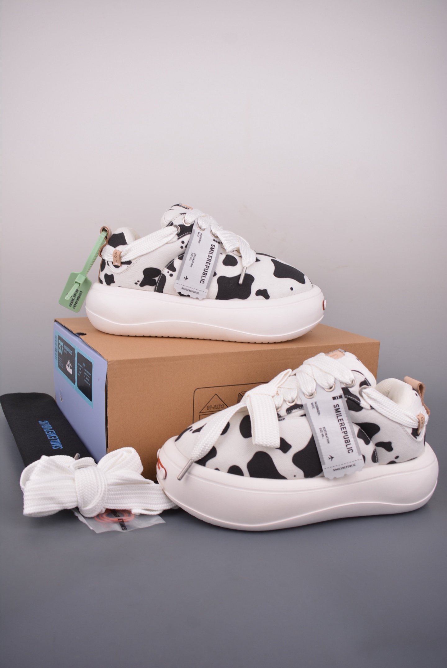 💰320
大厂高端定制 原鞋复刻开发
𝐒𝐦𝐢𝐥𝐞𝐫𝐞𝐩𝐮𝐛𝐥𝐢𝐜·开口笑面包鞋系列
软fufu的帆布鞋面透气不闷脚,暴走一天也不累。5cm的云朵厚底,悄悄拉长腿部线条,小个子秒变九头身比例,视觉增高又完全不笨重。
超特别的宽鞋带设计细节里全是小心思。不管是配辣妹短裙还是宽松牛仔裤,都能穿出随性又时髦的感觉,日常通勤、周末约会都能hold住。
软弹发泡中底踩上去像踩在棉花上,暴走一天脚也不酸。鞋型宽松不挤脚,胖脚姐妹也能放心冲。黑白配色百搭不挑人,闭眼入都不会出错。
官方货号: SR25SASL1111
尺码:35 36 37 38 39 40 41 42 43 44