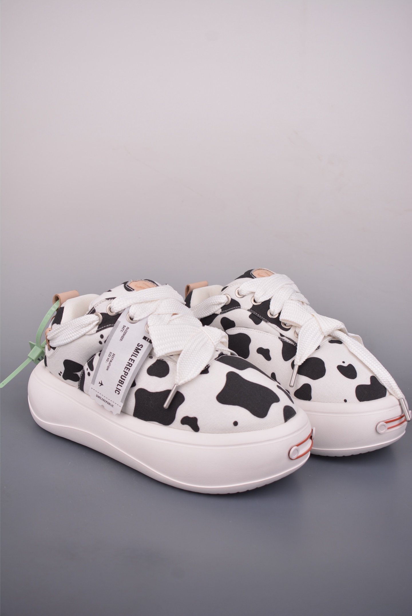 💰320
大厂高端定制 原鞋复刻开发
𝐒𝐦𝐢𝐥𝐞𝐫𝐞𝐩𝐮𝐛𝐥𝐢𝐜·开口笑面包鞋系列
软fufu的帆布鞋面透气不闷脚,暴走一天也不累。5cm的云朵厚底,悄悄拉长腿部线条,小个子秒变九头身比例,视觉增高又完全不笨重。
超特别的宽鞋带设计细节里全是小心思。不管是配辣妹短裙还是宽松牛仔裤,都能穿出随性又时髦的感觉,日常通勤、周末约会都能hold住。
软弹发泡中底踩上去像踩在棉花上,暴走一天脚也不酸。鞋型宽松不挤脚,胖脚姐妹也能放心冲。黑白配色百搭不挑人,闭眼入都不会出错。
官方货号: SR25SASL1111
尺码:35 36 37 38 39 40 41 42 43 44