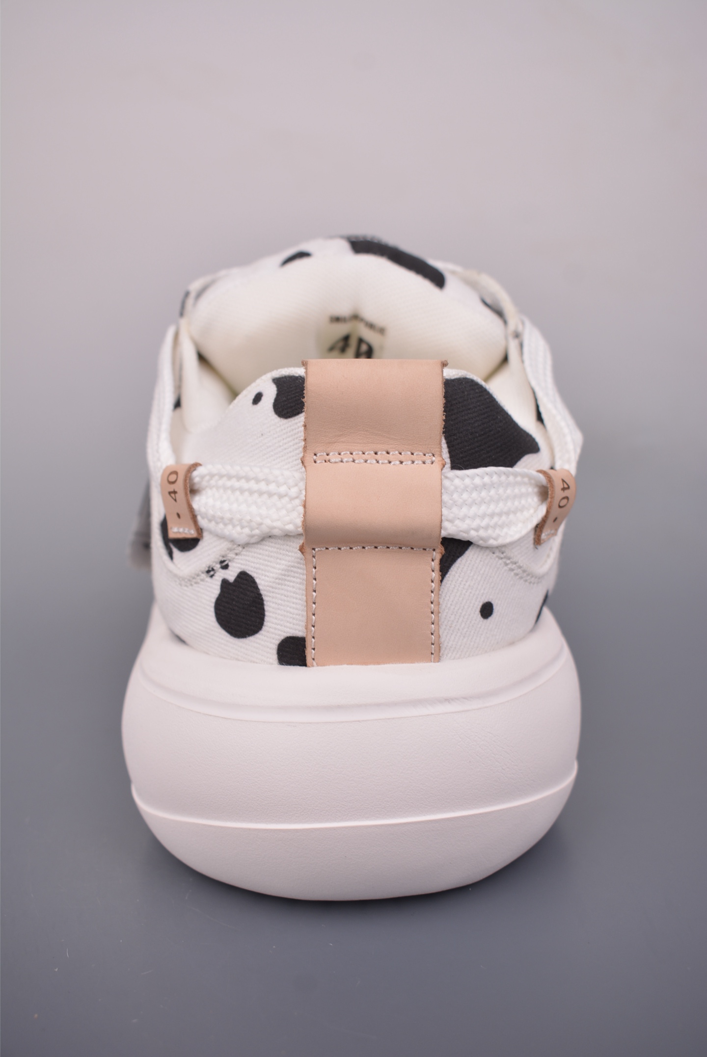 💰320
大厂高端定制 原鞋复刻开发
𝐒𝐦𝐢𝐥𝐞𝐫𝐞𝐩𝐮𝐛𝐥𝐢𝐜·开口笑面包鞋系列
软fufu的帆布鞋面透气不闷脚,暴走一天也不累。5cm的云朵厚底,悄悄拉长腿部线条,小个子秒变九头身比例,视觉增高又完全不笨重。
超特别的宽鞋带设计细节里全是小心思。不管是配辣妹短裙还是宽松牛仔裤,都能穿出随性又时髦的感觉,日常通勤、周末约会都能hold住。
软弹发泡中底踩上去像踩在棉花上,暴走一天脚也不酸。鞋型宽松不挤脚,胖脚姐妹也能放心冲。黑白配色百搭不挑人,闭眼入都不会出错。
官方货号: SR25SASL1111
尺码:35 36 37 38 39 40 41 42 43 44