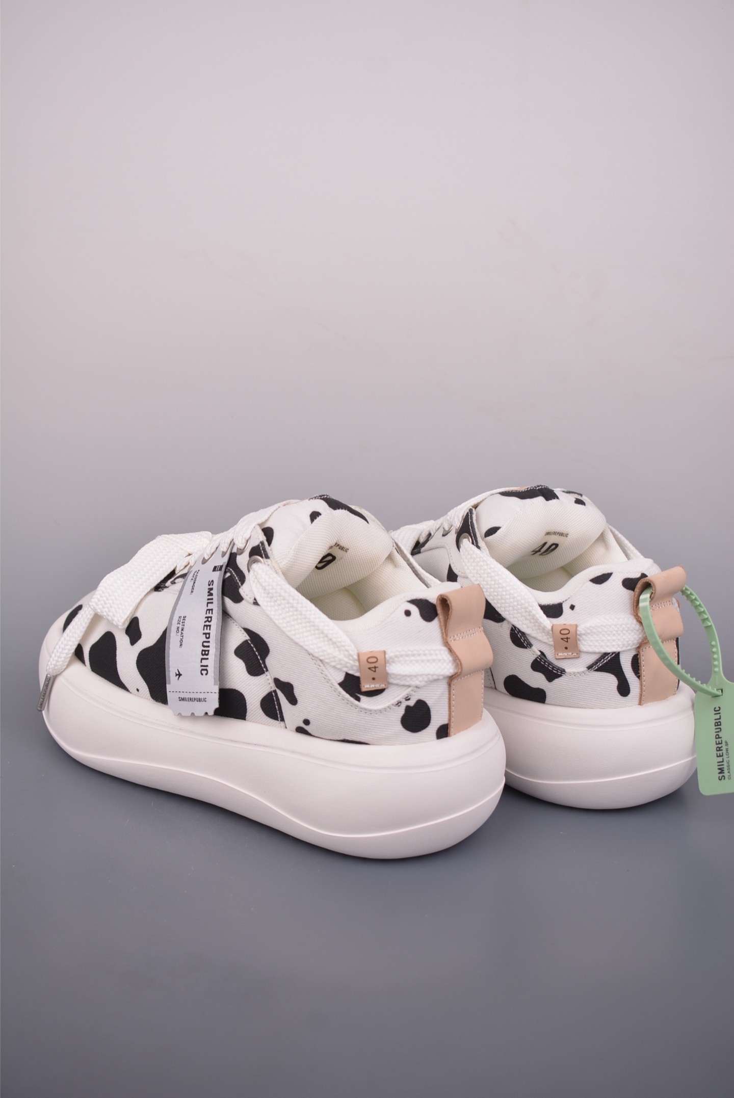 💰320
大厂高端定制 原鞋复刻开发
𝐒𝐦𝐢𝐥𝐞𝐫𝐞𝐩𝐮𝐛𝐥𝐢𝐜·开口笑面包鞋系列
软fufu的帆布鞋面透气不闷脚,暴走一天也不累。5cm的云朵厚底,悄悄拉长腿部线条,小个子秒变九头身比例,视觉增高又完全不笨重。
超特别的宽鞋带设计细节里全是小心思。不管是配辣妹短裙还是宽松牛仔裤,都能穿出随性又时髦的感觉,日常通勤、周末约会都能hold住。
软弹发泡中底踩上去像踩在棉花上,暴走一天脚也不酸。鞋型宽松不挤脚,胖脚姐妹也能放心冲。黑白配色百搭不挑人,闭眼入都不会出错。
官方货号: SR25SASL1111
尺码:35 36 37 38 39 40 41 42 43 44