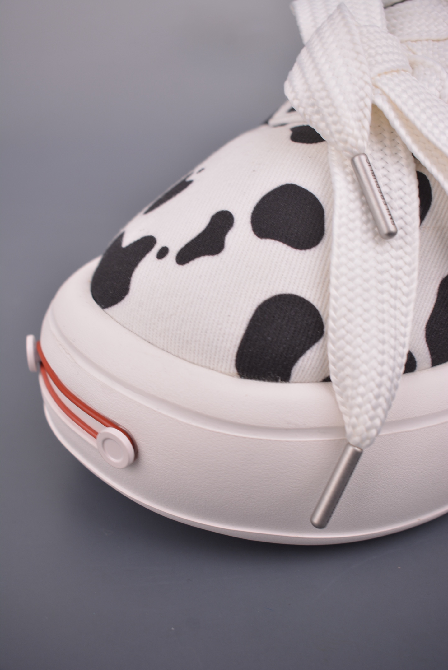 💰320
大厂高端定制 原鞋复刻开发
𝐒𝐦𝐢𝐥𝐞𝐫𝐞𝐩𝐮𝐛𝐥𝐢𝐜·开口笑面包鞋系列
软fufu的帆布鞋面透气不闷脚,暴走一天也不累。5cm的云朵厚底,悄悄拉长腿部线条,小个子秒变九头身比例,视觉增高又完全不笨重。
超特别的宽鞋带设计细节里全是小心思。不管是配辣妹短裙还是宽松牛仔裤,都能穿出随性又时髦的感觉,日常通勤、周末约会都能hold住。
软弹发泡中底踩上去像踩在棉花上,暴走一天脚也不酸。鞋型宽松不挤脚,胖脚姐妹也能放心冲。黑白配色百搭不挑人,闭眼入都不会出错。
官方货号: SR25SASL1111
尺码:35 36 37 38 39 40 41 42 43 44