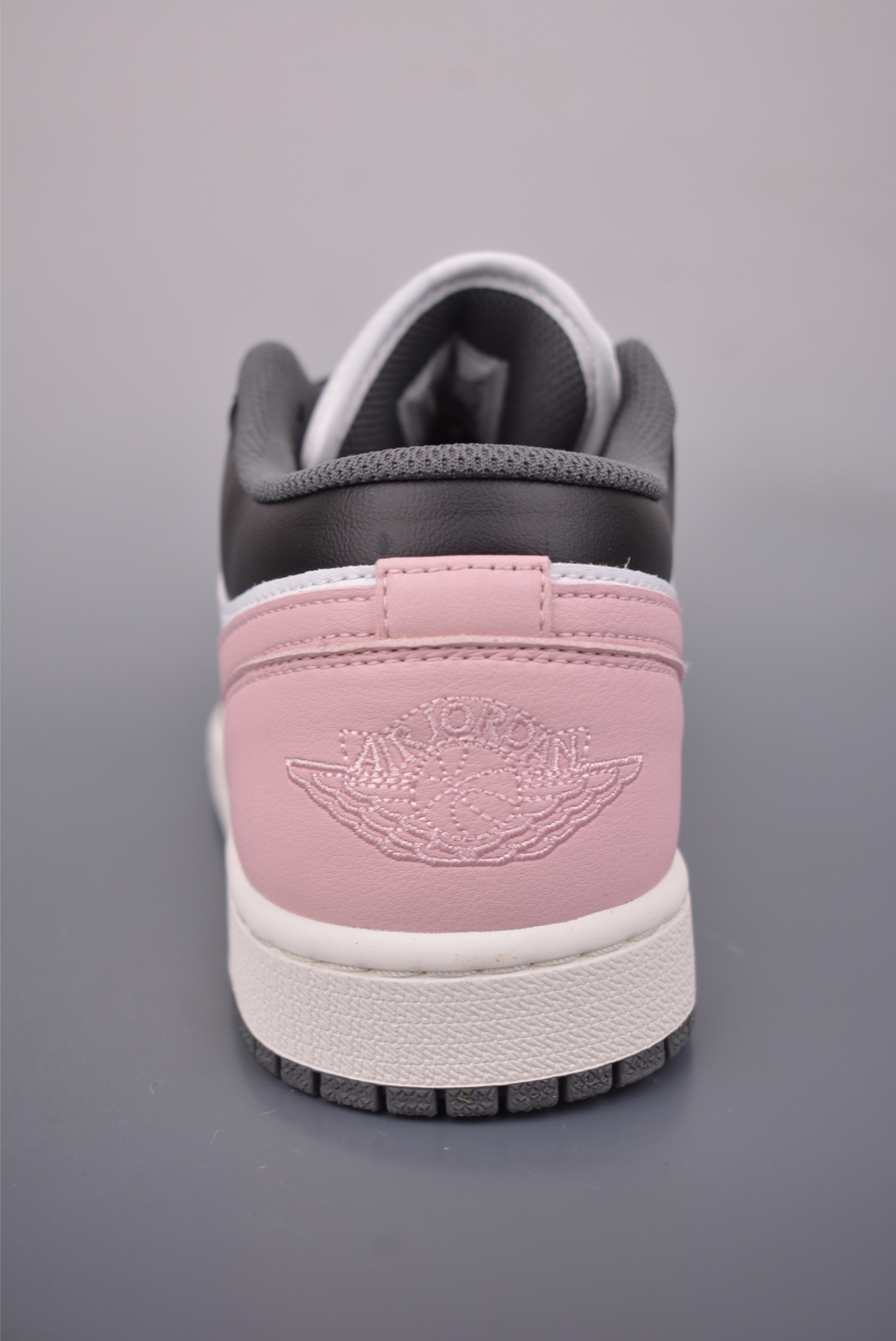 200 Air Jordan 1 Low 黑粉 AJ1乔1低帮休闲板鞋 553560-044-Chinese UA Cheap High Quatity Brand Clothes Bags handbags Sneakers wholesale wholesaler seller from China Factory suppliers Fashion Clothing Shoes best Quality Beautiful Price 200 Air Jordan 1 Low 黑粉 AJ1乔1低帮休闲板鞋 553560-044
