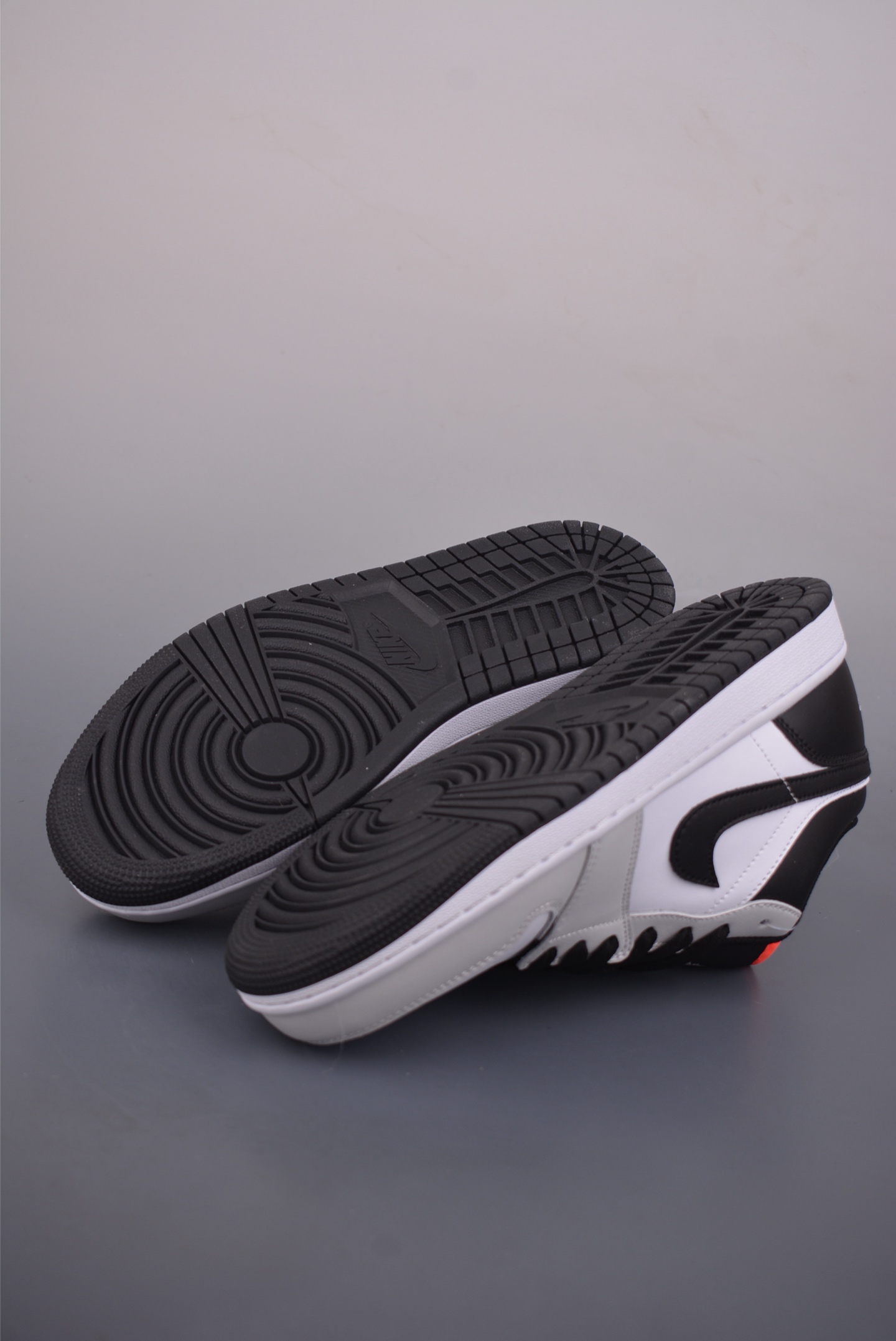 200 Air Jordan 1 Low 灰白黑 AJ1乔1低帮休闲板鞋 553558-045-Chinese UA Cheap High Quatity Brand Clothes Bags handbags Sneakers wholesale wholesaler seller from China Factory suppliers Fashion Clothing Shoes best Quality Beautiful Price 200 Air Jordan 1 Low 灰白黑 AJ1乔1低帮休闲板鞋 553558-045