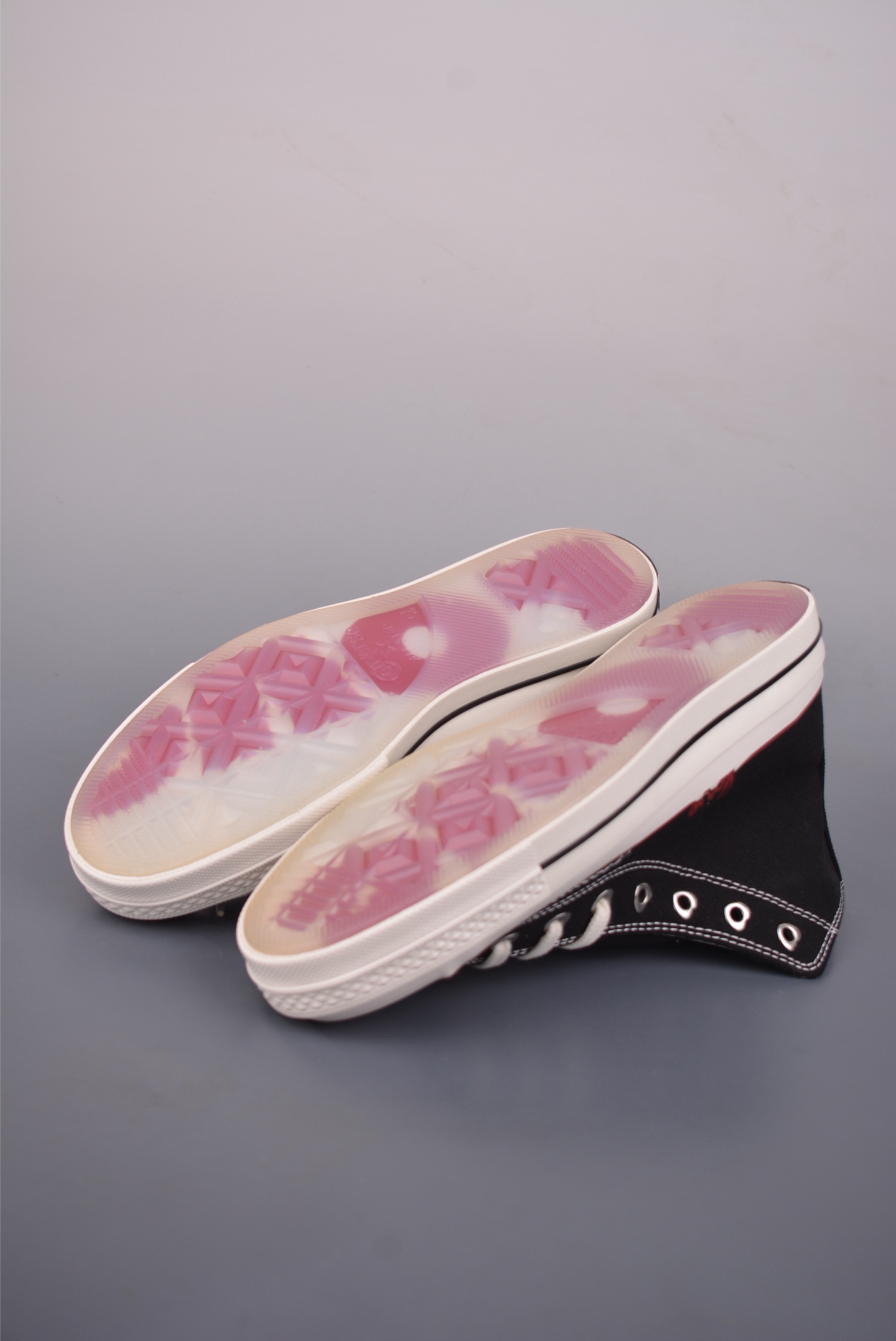 Converse Chuck 1970s 情人节限定 匡威 挚爱同心系列休闲帆布鞋 A19060C白红 A19061C 黑红 Converse Chuck 1970s 情人节限定 匡威 挚爱同心系列休闲帆布鞋 A19060C白红 A19061C 黑红