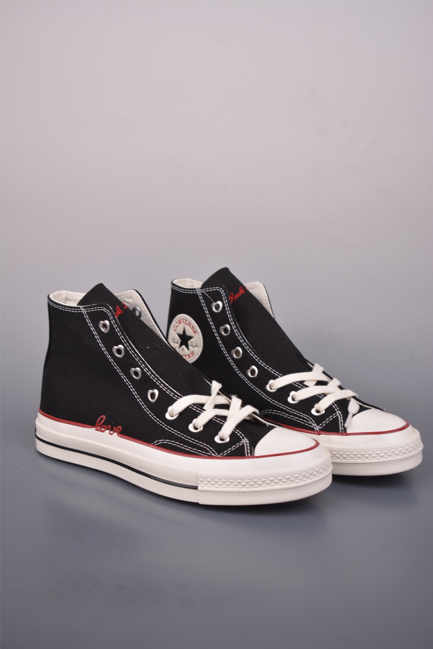💰140 
Converse Chuck 1970s 情人节限定
匡威官方 挚爱同心系列休闲帆布鞋
经典1970s鞋型搭配红色LOVE果冻鞋底，鞋圈红色线条围绕love手写字体，氛围感拉满，加厚心形鞋舌柔软耐穿，适合情侣穿搭。
货号：A19060C白红
货号：A19061C 黑红
尺码：35 36 36.5 37 37.5 38 39 39.5 40 41 41.5 42 42.5 43 44