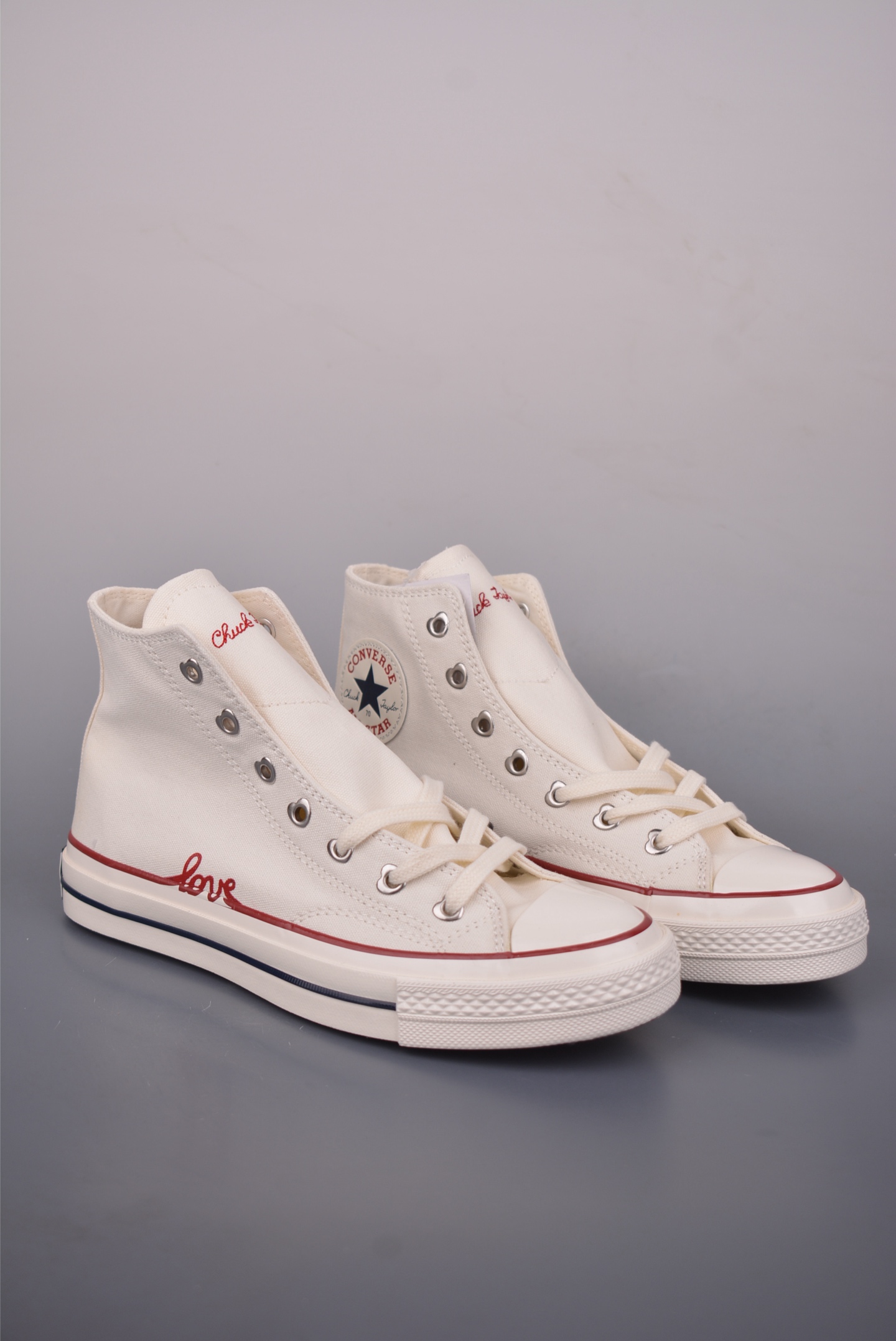 💰140 
Converse Chuck 1970s 情人节限定
匡威官方 挚爱同心系列休闲帆布鞋
经典1970s鞋型搭配红色LOVE果冻鞋底，鞋圈红色线条围绕love手写字体，氛围感拉满，加厚心形鞋舌柔软耐穿，适合情侣穿搭。
货号：A19060C白红
货号：A19061C 黑红
尺码：35 36 36.5 37 37.5 38 39 39.5 40 41 41.5 42 42.5 43 44