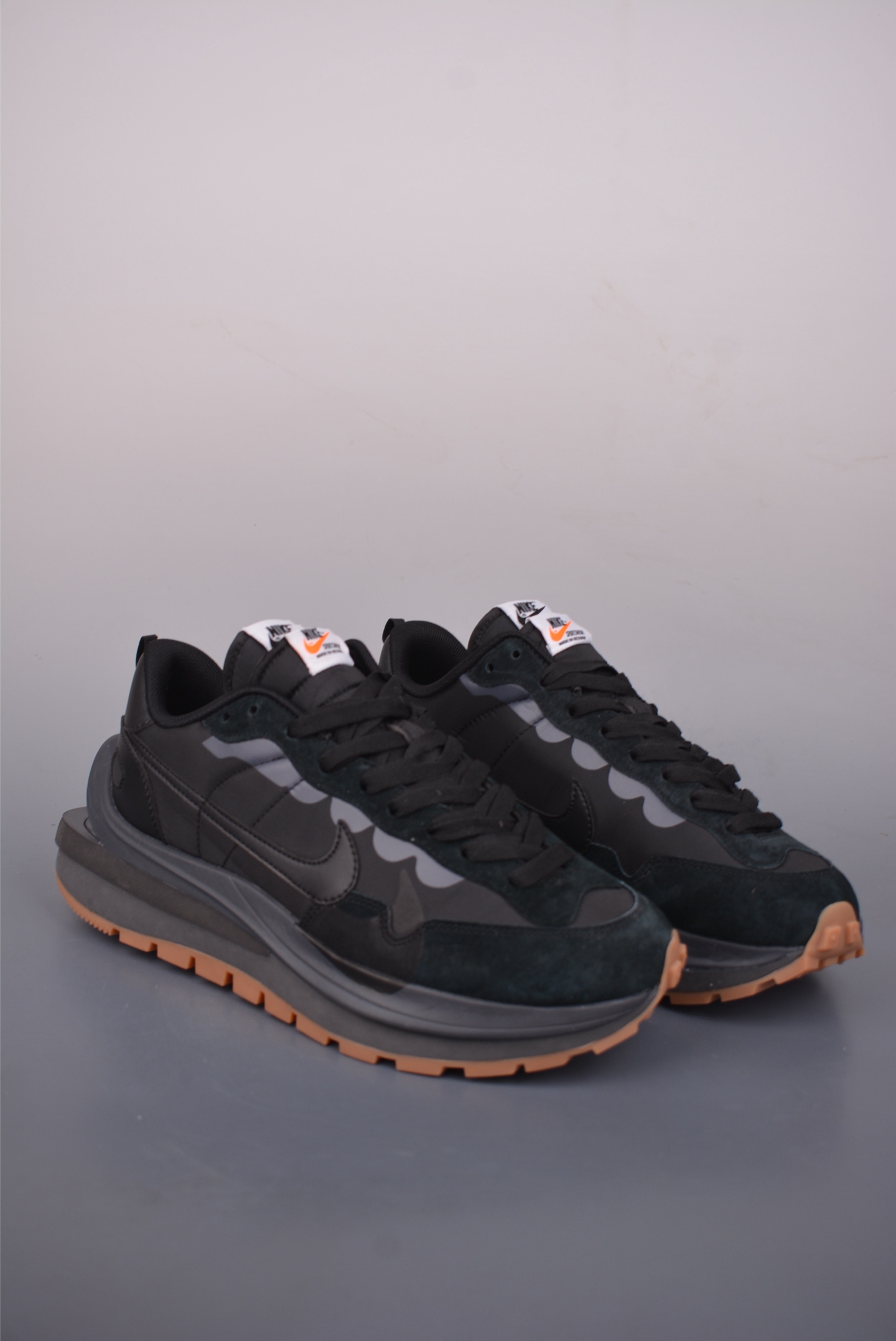 Sacai x NIKE VAPORWAFFLE 联名解构走秀款 DD1875-001 Sacai x NIKE VAPORWAFFLE 联名解构走秀款 DD1875-001