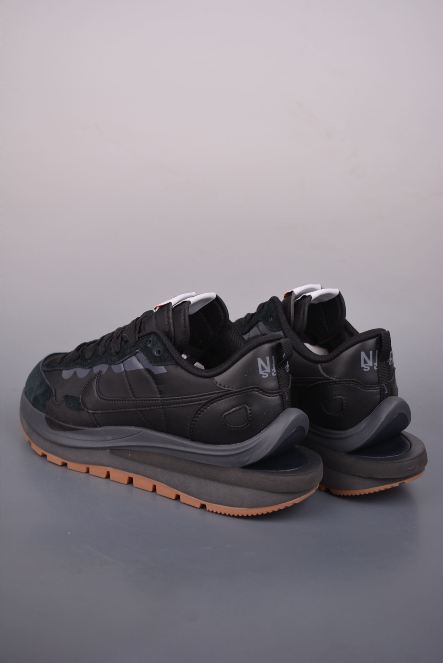 Sacai x NIKE VAPORWAFFLE 联名解构走秀款 DD1875-001 Sacai x NIKE VAPORWAFFLE 联名解构走秀款 DD1875-001