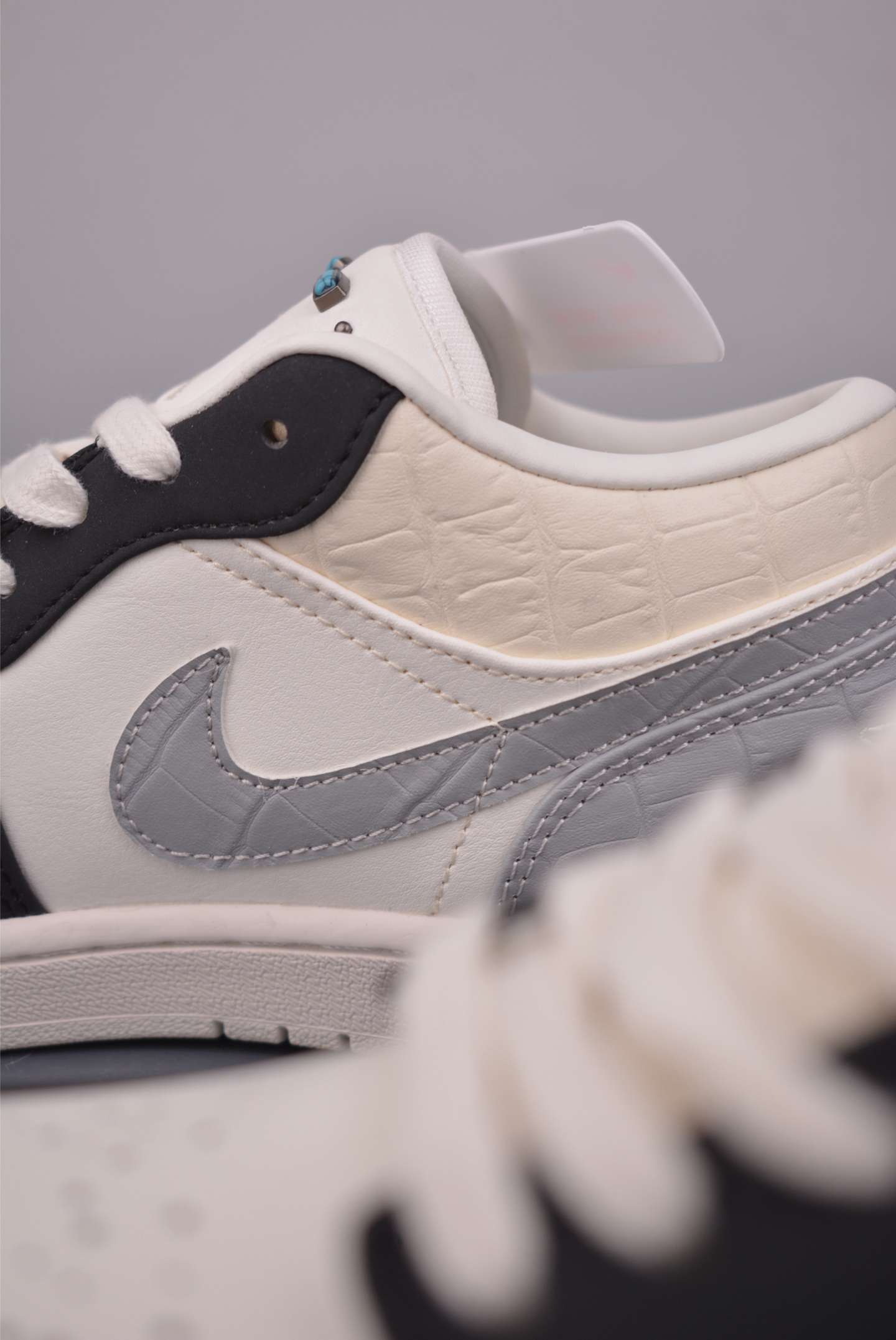Air Jordan 1 Low 灰白黑 AJ1乔1低帮休闲板鞋 IO2242-101-Top High Quatity Cheap Sneakers Fashion Clothing Clothes Bags handbags Shoes of all Brand wholesale With The best Quality And Beautiful Price from China Factory Chinese suppliers wholesaler seller Air Jordan 1 Low 灰白黑 AJ1乔1低帮休闲板鞋 IO2242-101