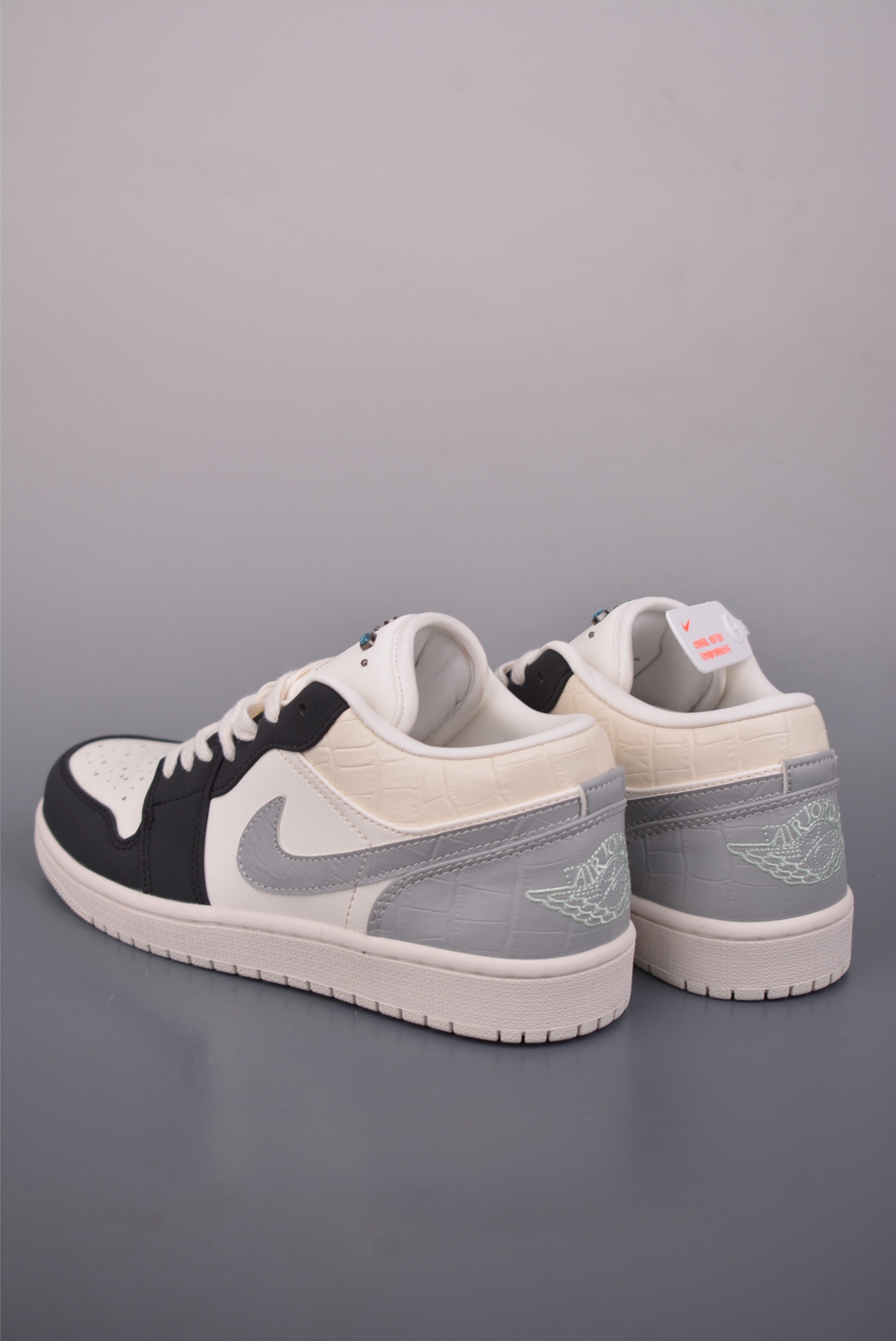 Air Jordan 1 Low 灰白黑 AJ1乔1低帮休闲板鞋 IO2242-101-Top High Quatity Cheap Sneakers Fashion Clothing Clothes Bags handbags Shoes of all Brand wholesale With The best Quality And Beautiful Price from China Factory Chinese suppliers wholesaler seller Air Jordan 1 Low 灰白黑 AJ1乔1低帮休闲板鞋 IO2242-101