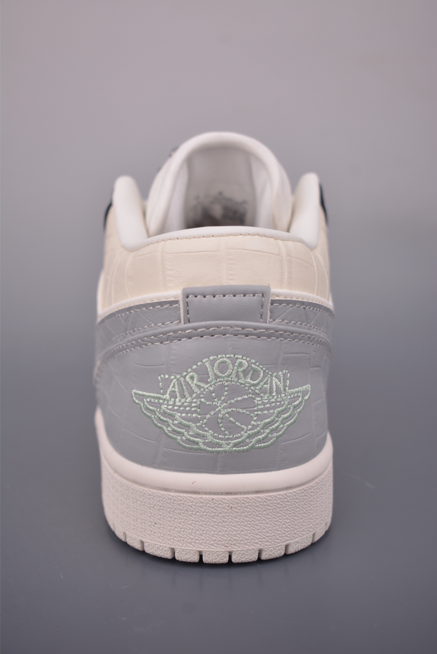 Air Jordan 1 Low 灰白黑 AJ1乔1低帮休闲板鞋 IO2242-101-Top High Quatity Cheap Sneakers Fashion Clothing Clothes Bags handbags Shoes of all Brand wholesale With The best Quality And Beautiful Price from China Factory Chinese suppliers wholesaler seller Air Jordan 1 Low 灰白黑 AJ1乔1低帮休闲板鞋 IO2242-101