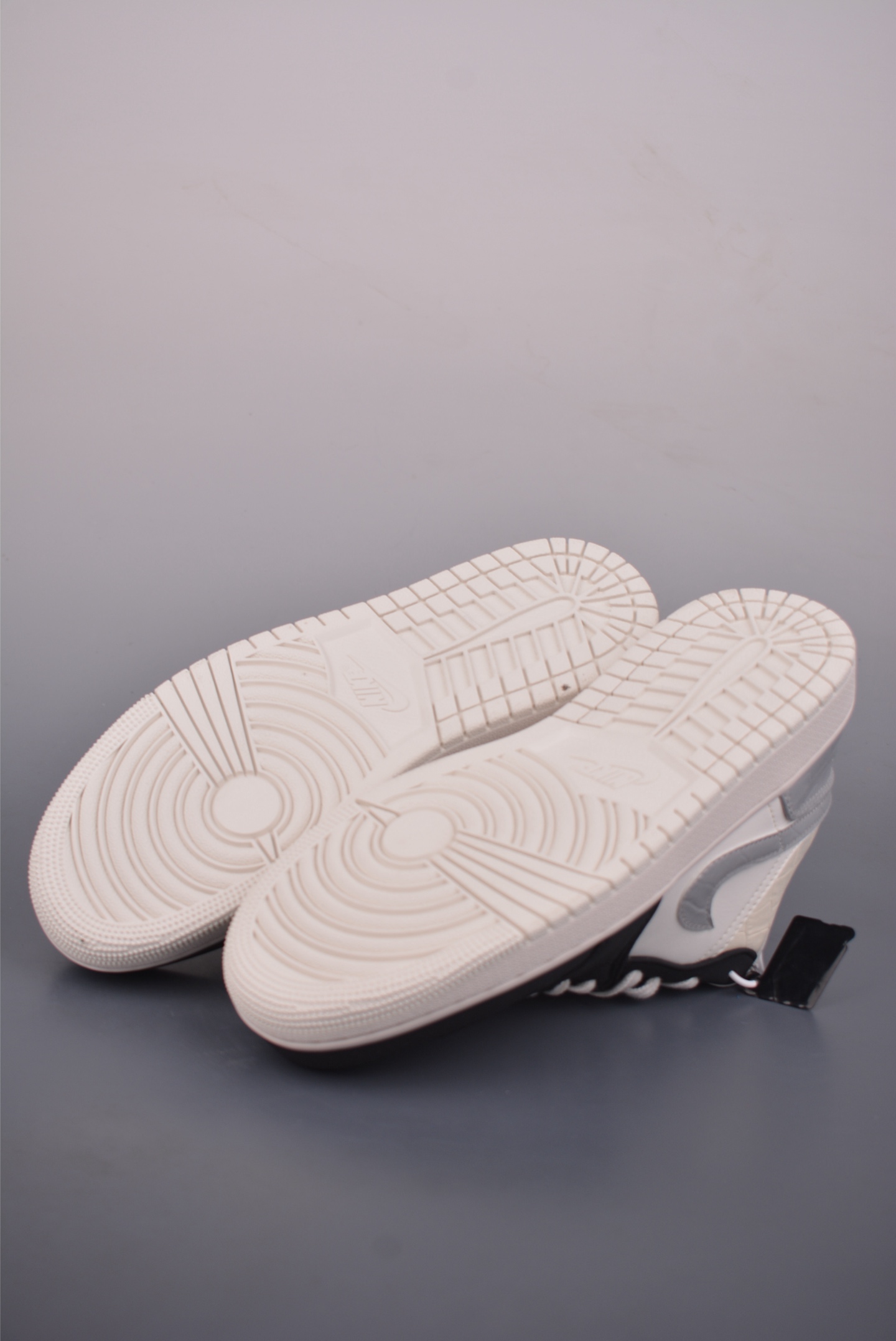 Air Jordan 1 Low 灰白黑 AJ1乔1低帮休闲板鞋 IO2242-101-Top High Quatity Cheap Sneakers Fashion Clothing Clothes Bags handbags Shoes of all Brand wholesale With The best Quality And Beautiful Price from China Factory Chinese suppliers wholesaler seller Air Jordan 1 Low 灰白黑 AJ1乔1低帮休闲板鞋 IO2242-101