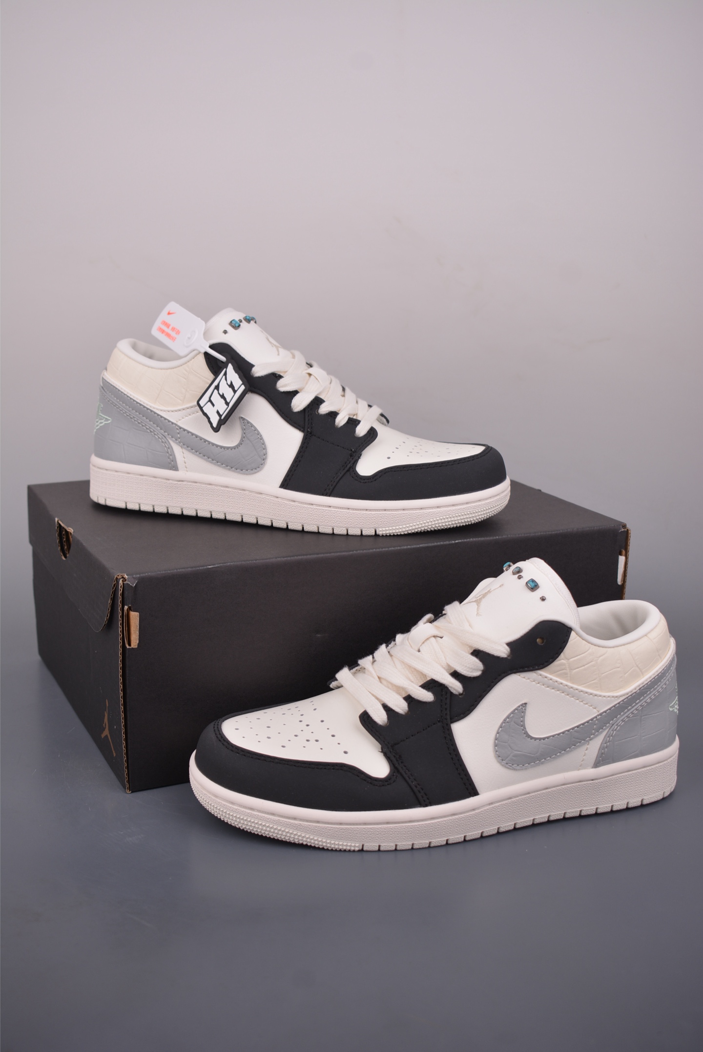 Air Jordan 1 Low 灰白黑 AJ1乔1低帮休闲板鞋 IO2242-101-Top High Quatity Cheap Sneakers Fashion Clothing Clothes Bags handbags Shoes of all Brand wholesale With The best Quality And Beautiful Price from China Factory Chinese suppliers wholesaler seller Air Jordan 1 Low 灰白黑 AJ1乔1低帮休闲板鞋 IO2242-101