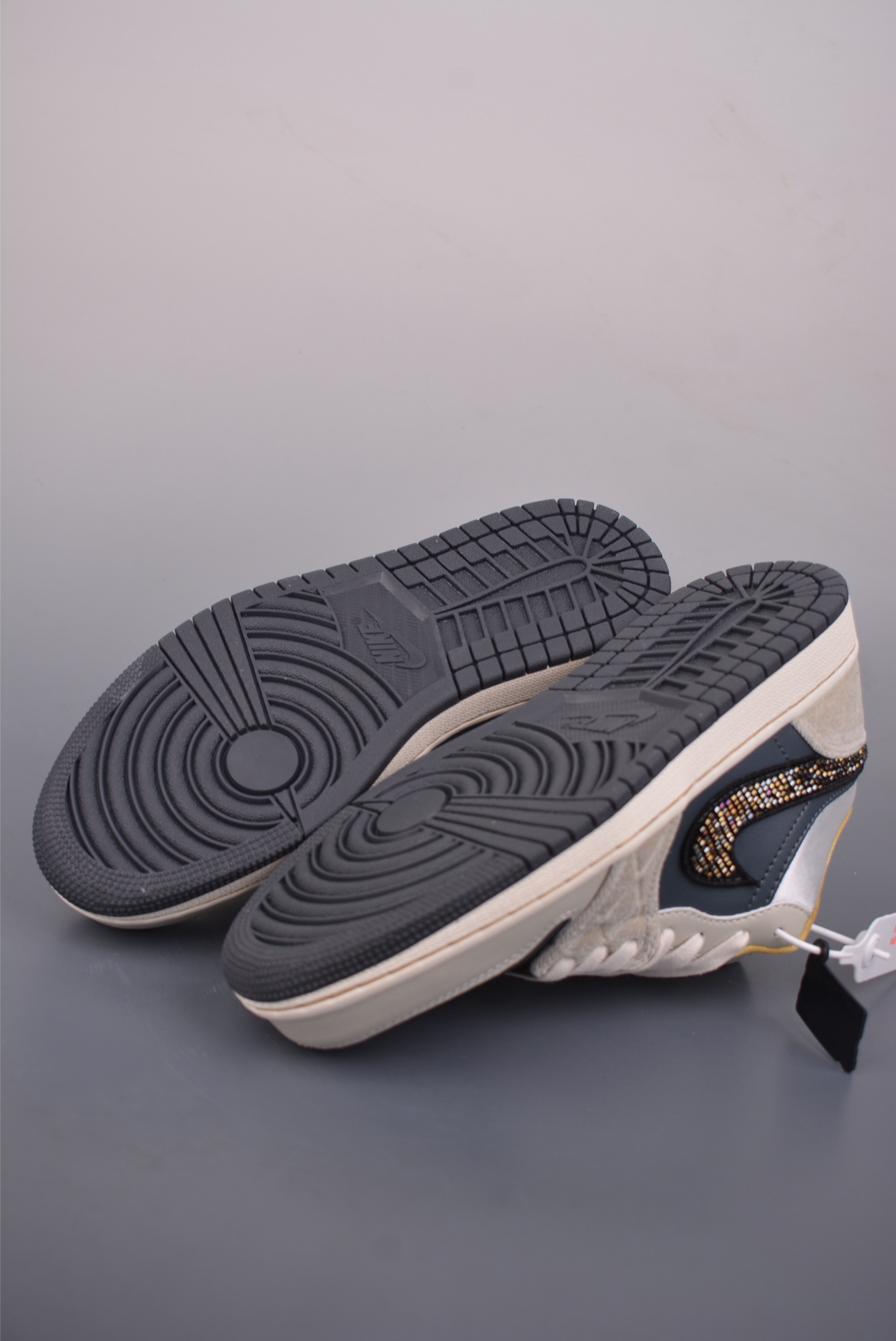 Air Jordan 1 Low 黑灰 AJ1乔1低帮休闲板鞋 DV1762-001 Air Jordan 1 Low 黑灰 AJ1乔1低帮休闲板鞋 DV1762-001