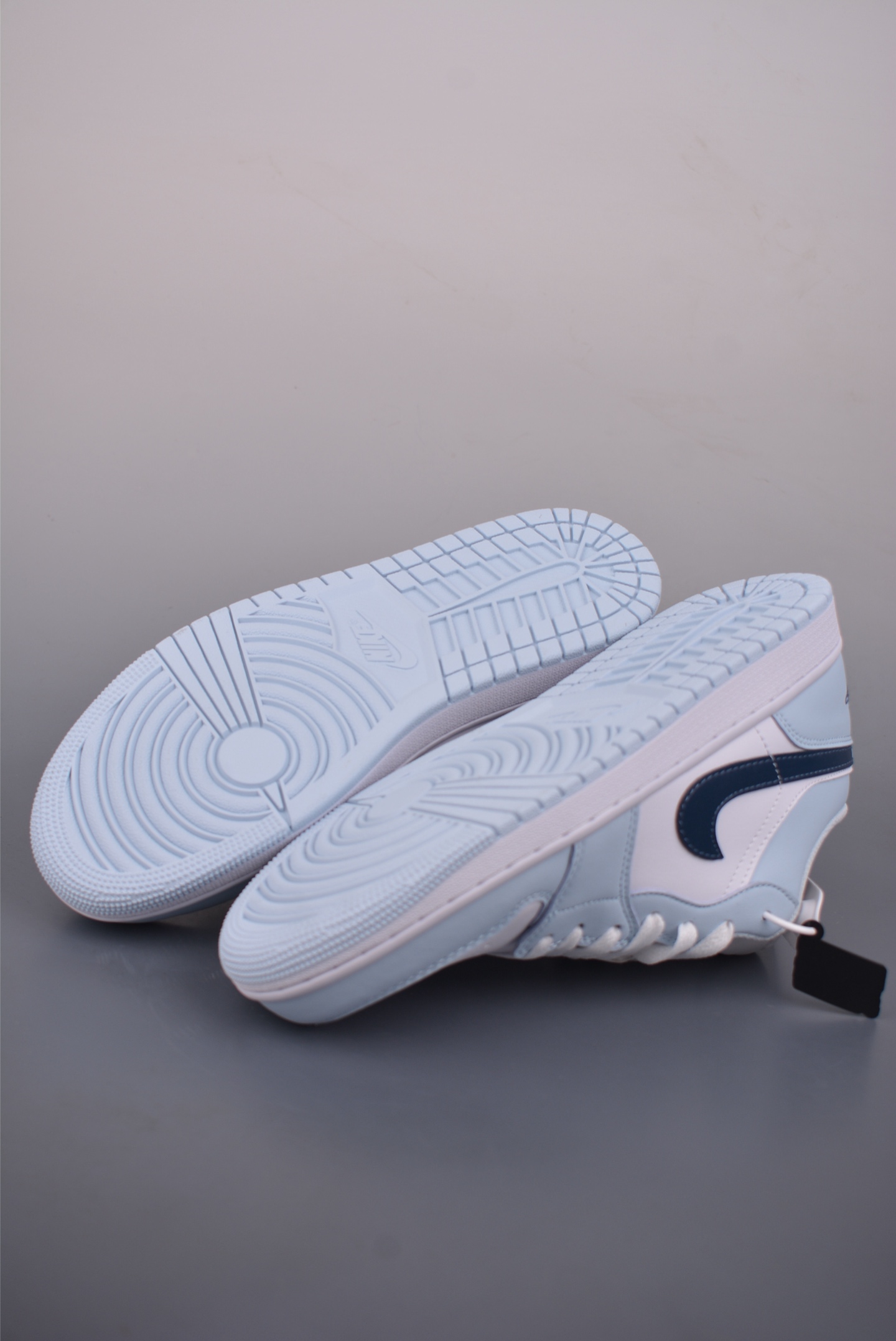 Air Jordan 1 Low 浅白蓝 AJ1乔1低帮休闲板鞋 553558-400 Air Jordan 1 Low 浅白蓝 AJ1乔1低帮休闲板鞋 553558-400