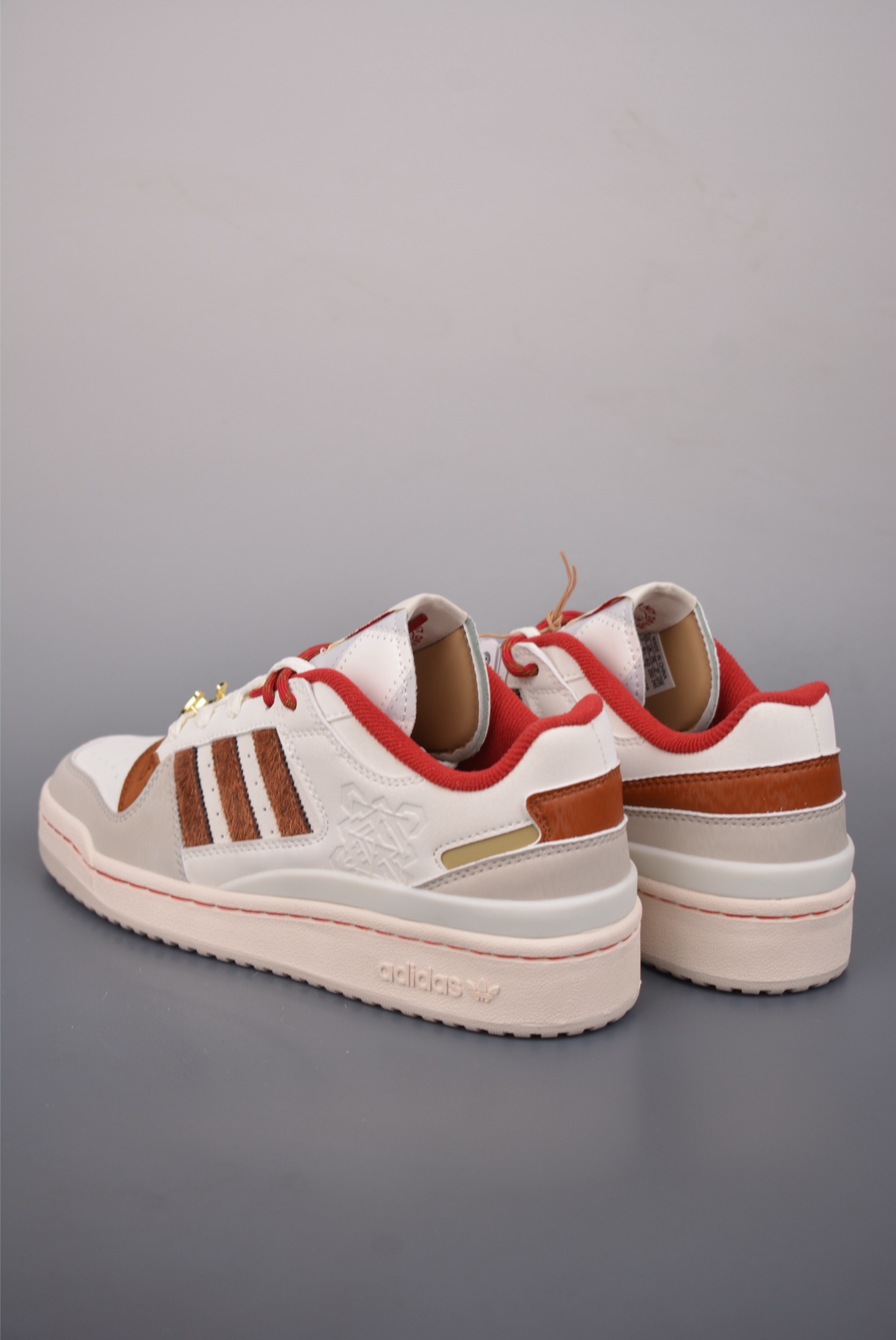 海外渠道版 原盒原标 马年限定 Adidas Forum LOW CL 三叶草低邦 经典魔术贴复古板鞋 KJ8751 海外渠道版 原盒原标 马年限定 Adidas Forum LOW CL 三叶草低邦 经典魔术贴复古板鞋 KJ8751