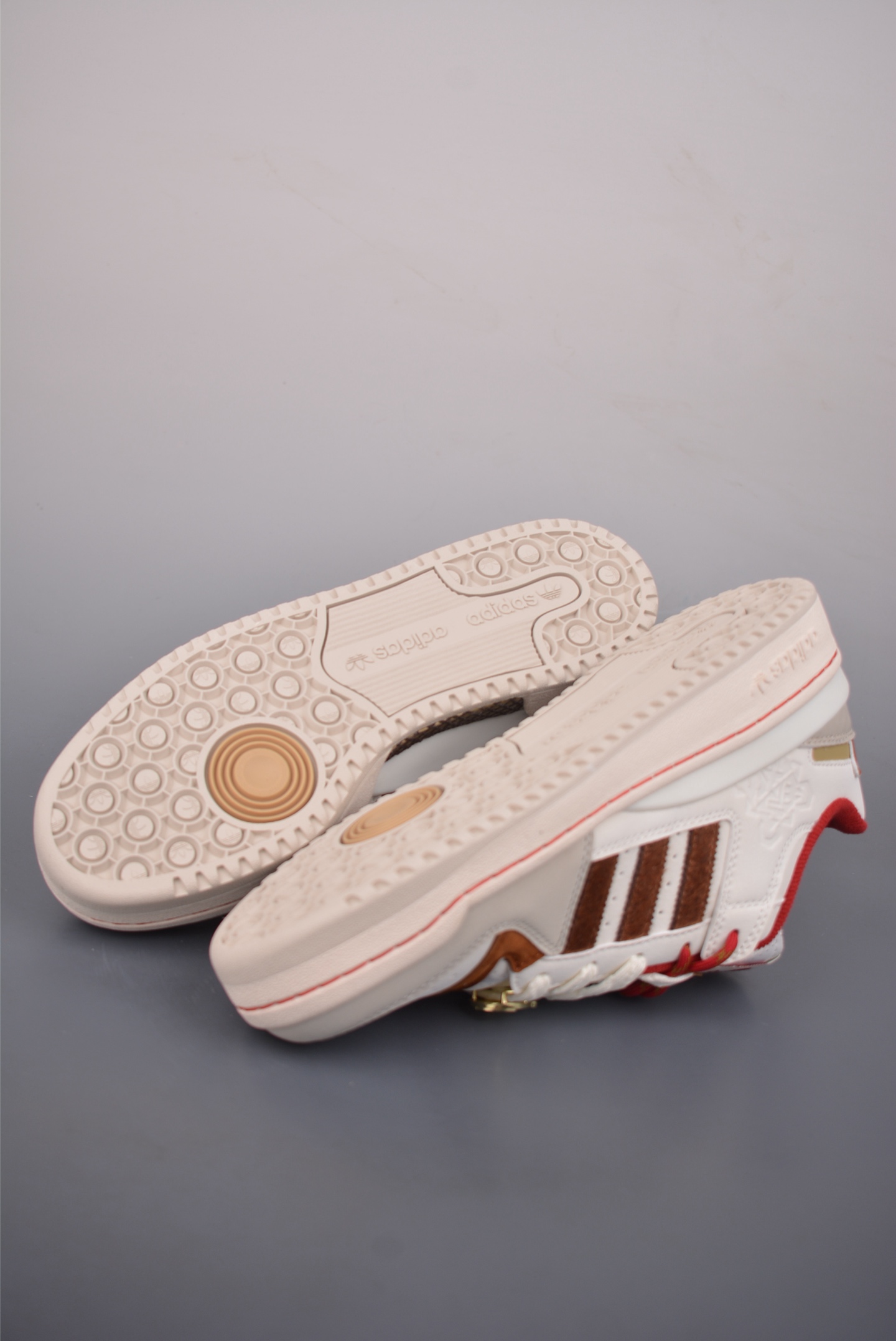 海外渠道版 原盒原标 马年限定 Adidas Forum LOW CL 三叶草低邦 经典魔术贴复古板鞋 KJ8751 海外渠道版 原盒原标 马年限定 Adidas Forum LOW CL 三叶草低邦 经典魔术贴复古板鞋 KJ8751