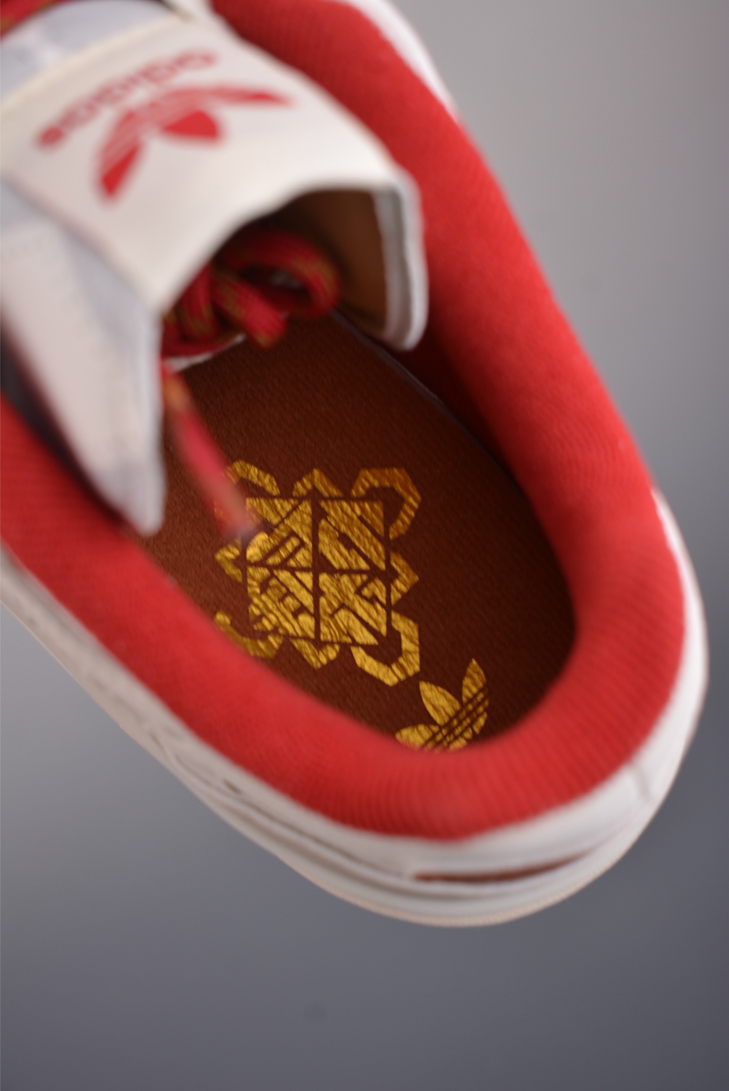 海外渠道版 原盒原标 马年限定 Adidas Forum LOW CL 三叶草低邦 经典魔术贴复古板鞋 KJ8751 海外渠道版 原盒原标 马年限定 Adidas Forum LOW CL 三叶草低邦 经典魔术贴复古板鞋 KJ8751