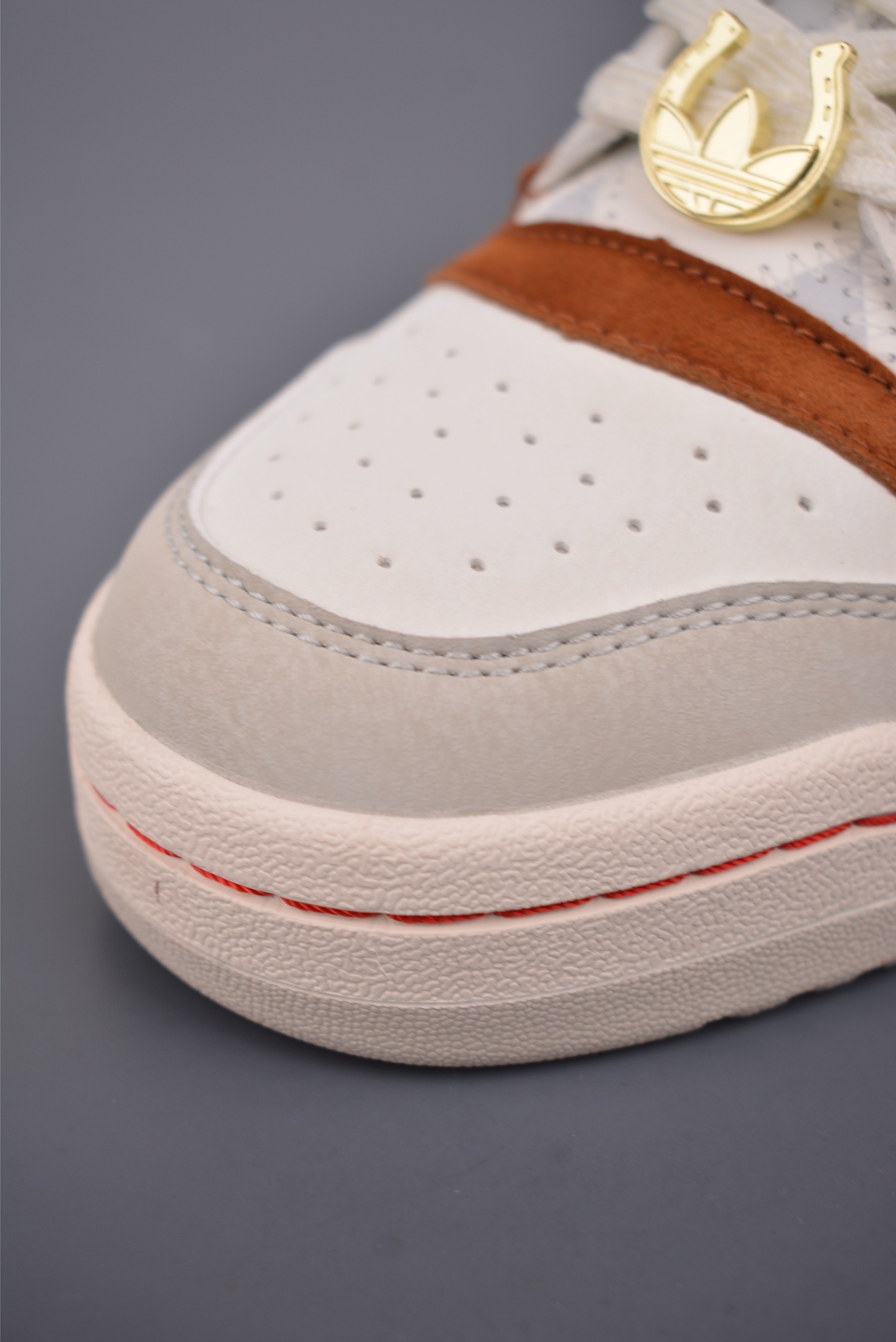 海外渠道版 原盒原标 马年限定 Adidas Forum LOW CL 三叶草低邦 经典魔术贴复古板鞋 KJ8751 海外渠道版 原盒原标 马年限定 Adidas Forum LOW CL 三叶草低邦 经典魔术贴复古板鞋 KJ8751