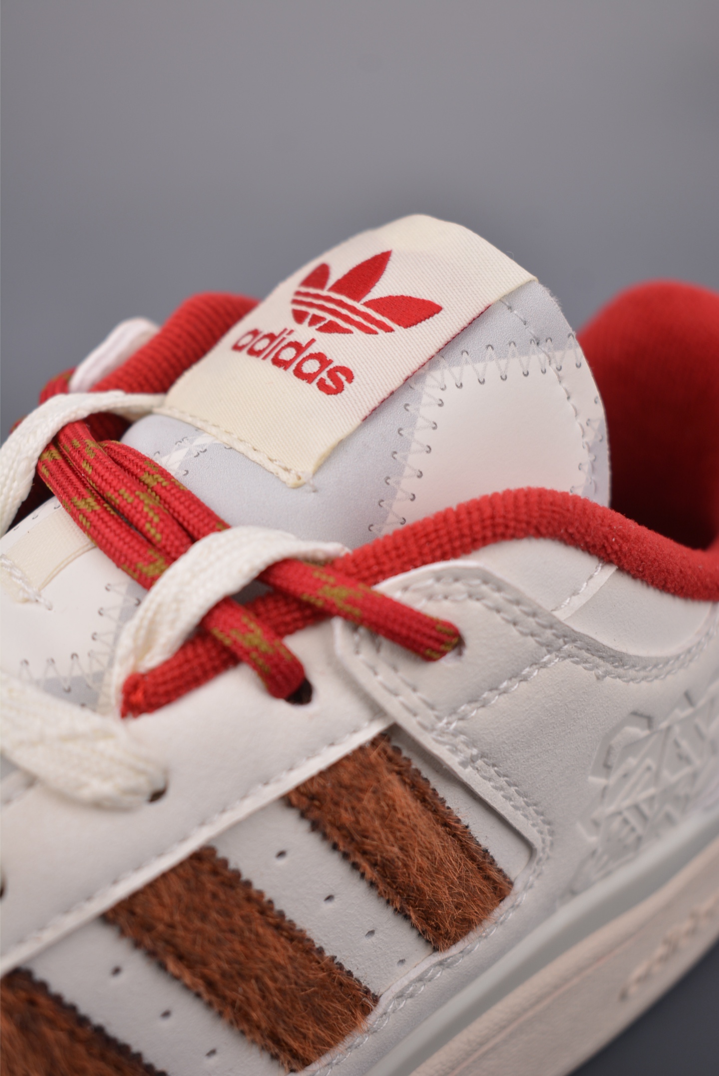 海外渠道版 原盒原标 马年限定 Adidas Forum LOW CL 三叶草低邦 经典魔术贴复古板鞋 KJ8751 海外渠道版 原盒原标 马年限定 Adidas Forum LOW CL 三叶草低邦 经典魔术贴复古板鞋 KJ8751